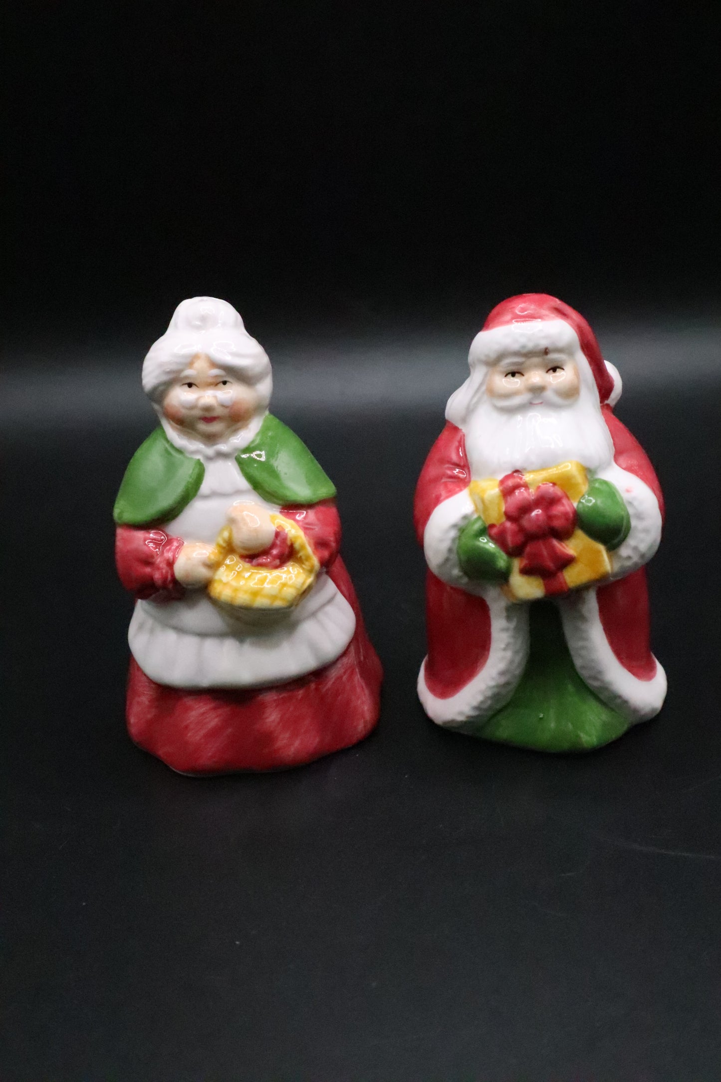 CHRISTMAS SANTA CLAUS AND MRS SANTA CLAUS SALT AND PEPPER SHAKERS