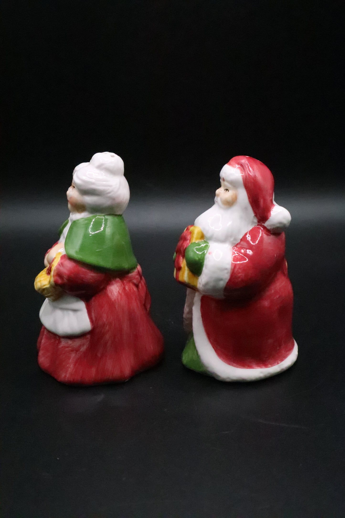 CHRISTMAS SANTA CLAUS AND MRS SANTA CLAUS SALT AND PEPPER SHAKERS