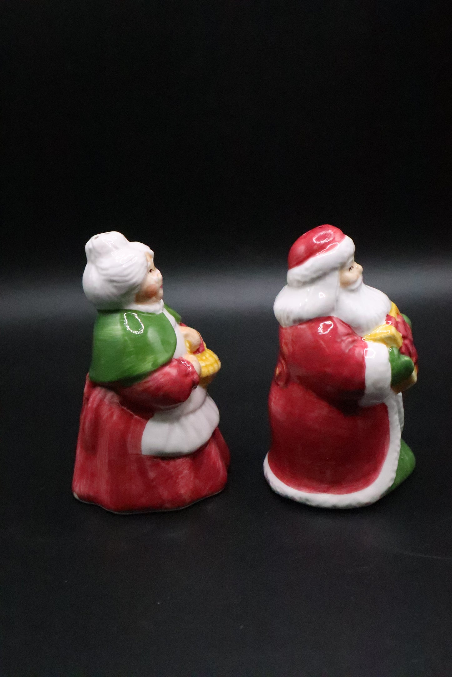 CHRISTMAS SANTA CLAUS AND MRS SANTA CLAUS SALT AND PEPPER SHAKERS