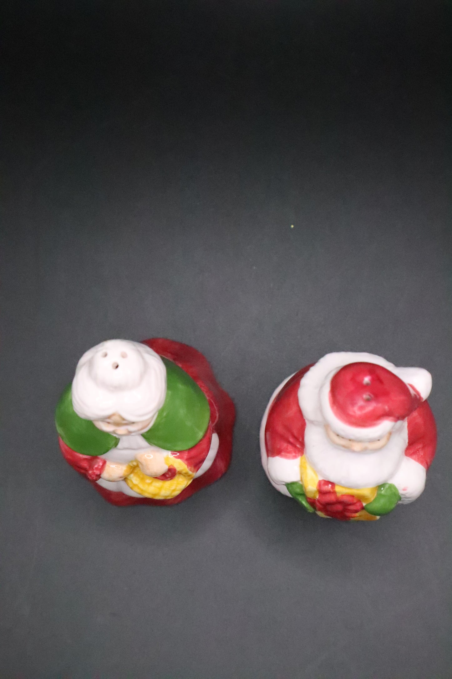 CHRISTMAS SANTA CLAUS AND MRS SANTA CLAUS SALT AND PEPPER SHAKERS