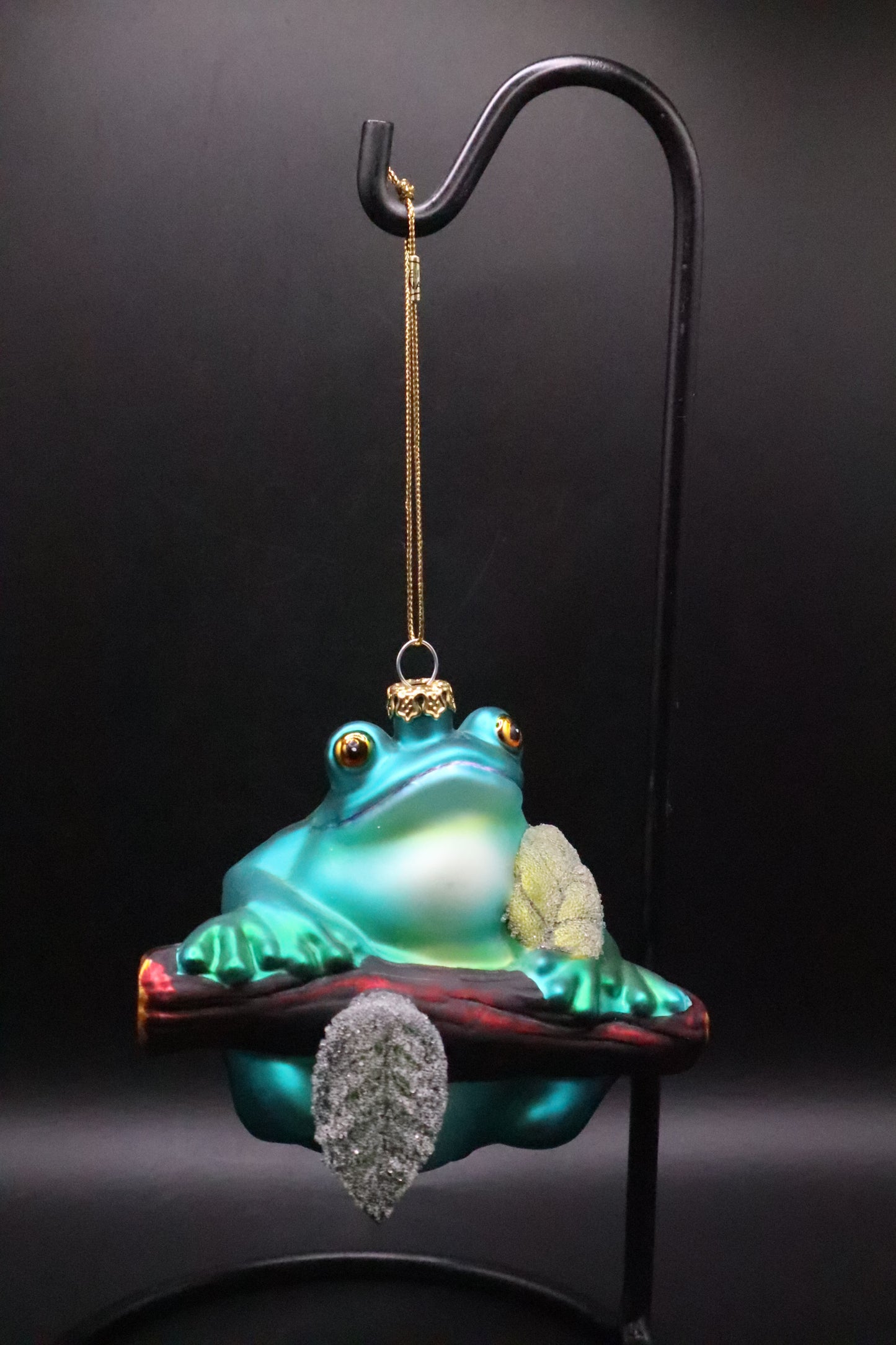 VINTAGE 3 D FROG SITTING ON A TREE ORNAMENT