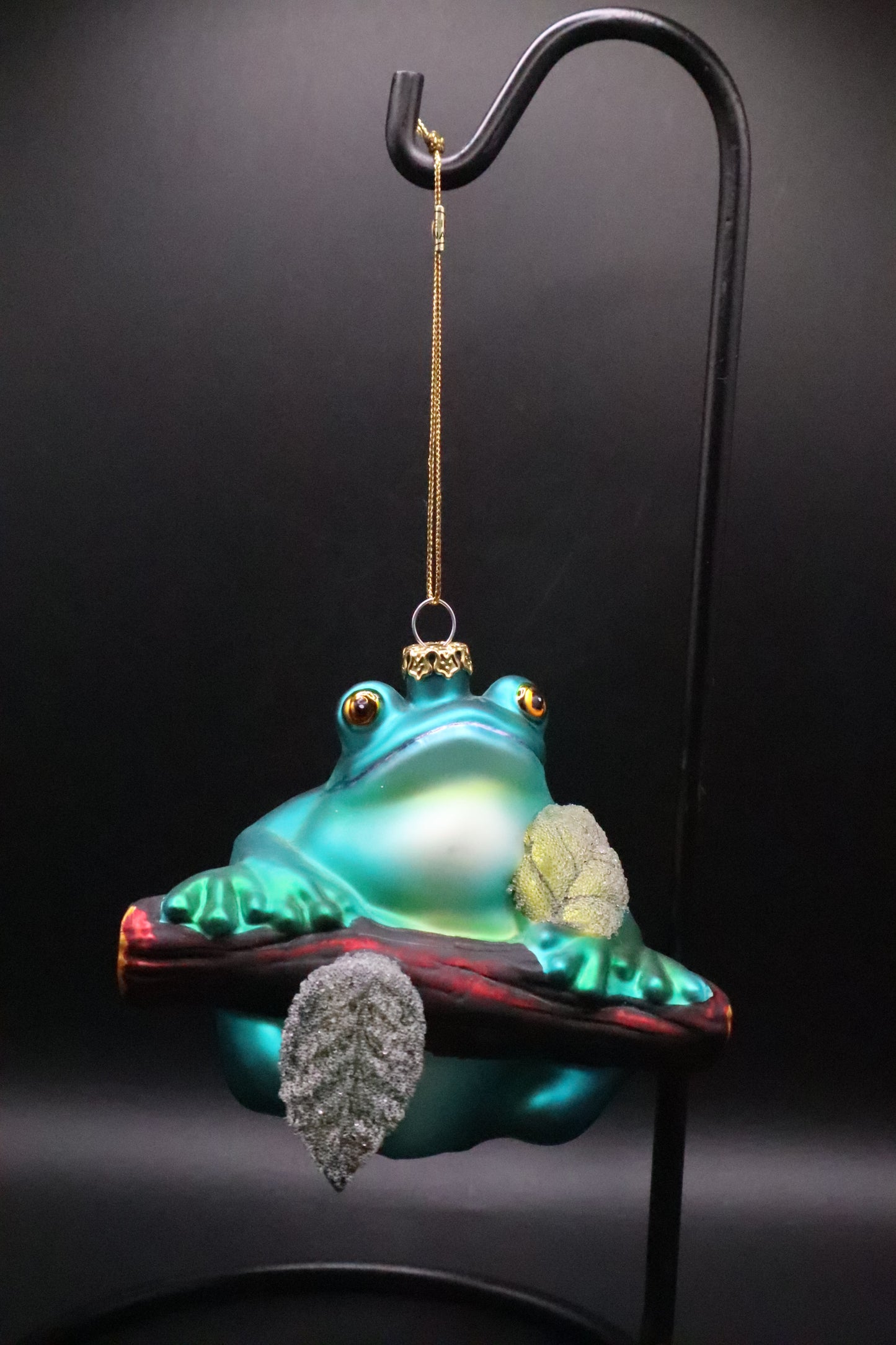 VINTAGE 3 D FROG SITTING ON A TREE ORNAMENT
