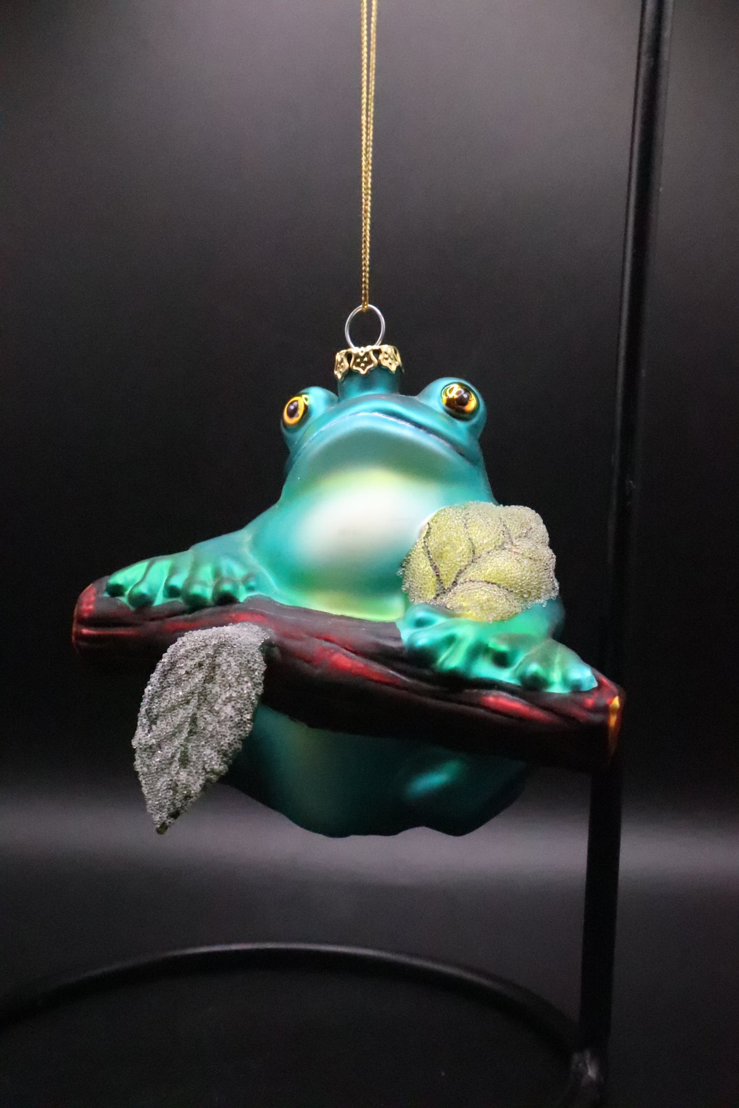 VINTAGE 3 D FROG SITTING ON A TREE ORNAMENT