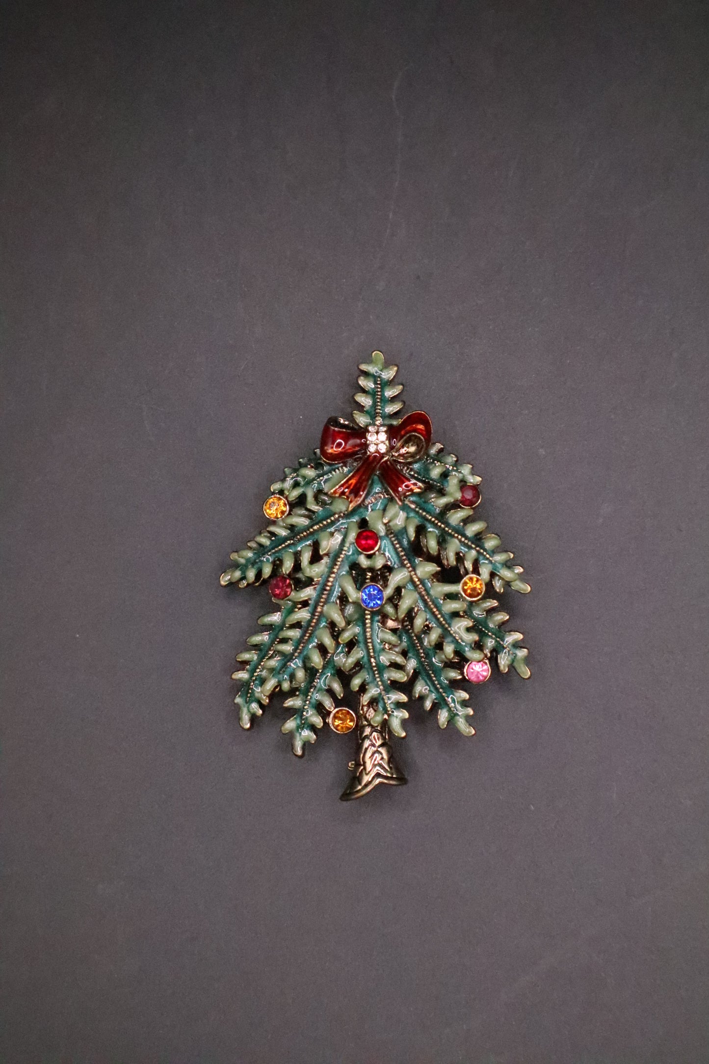 VINTAGE AVON 2004 FIRST ANNUAL COLLECTOR CHRISTMAS TREE BROOCH