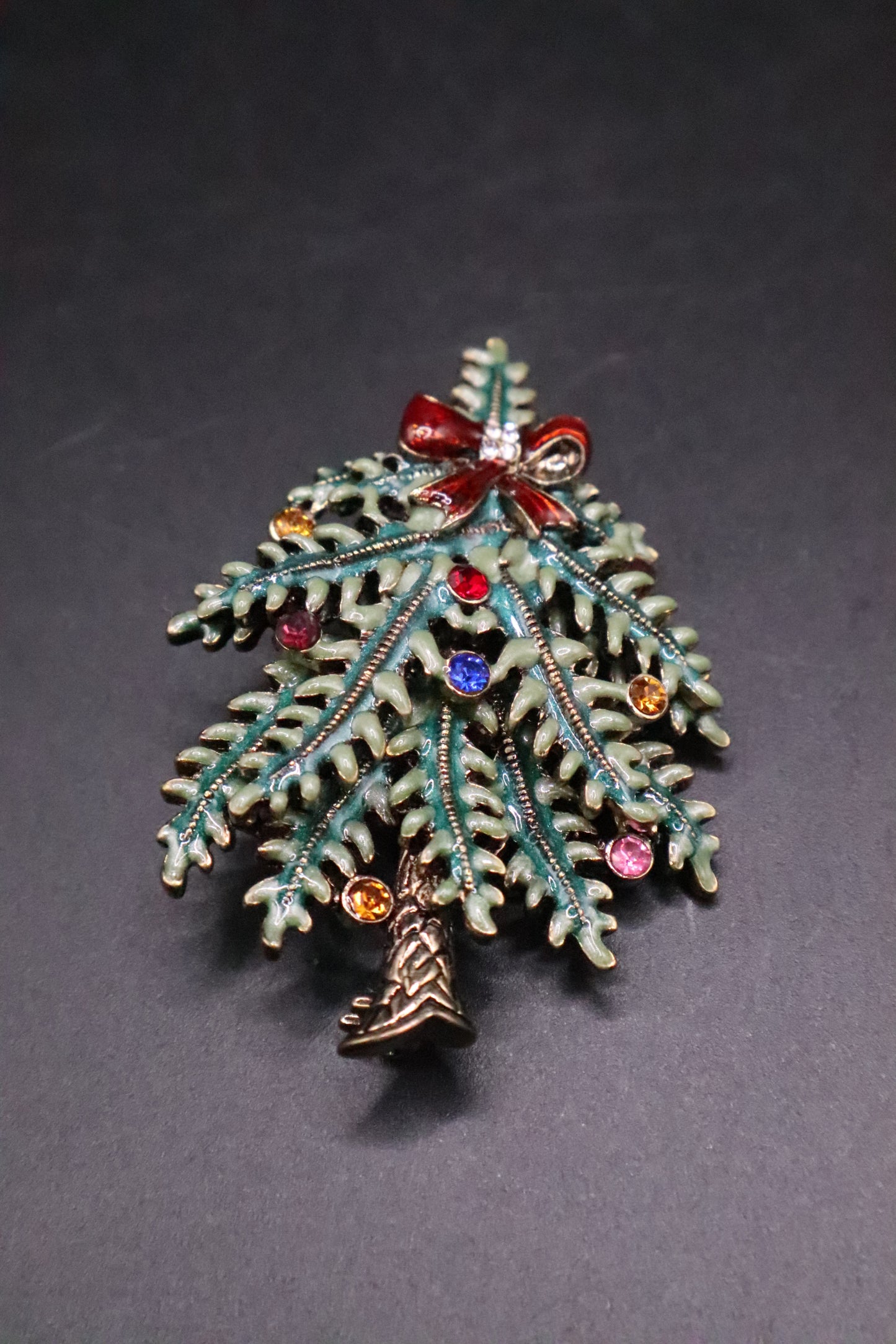 VINTAGE AVON 2004 FIRST ANNUAL COLLECTOR CHRISTMAS TREE BROOCH