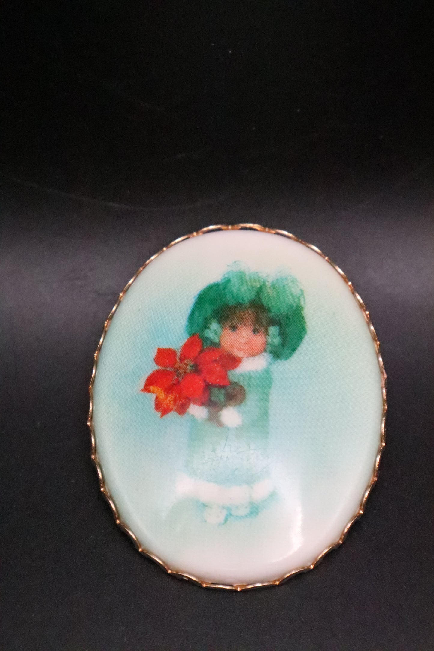 VINTAGE HALLMARK CAMEO PENDANT/BROOCH "CHRISTMAS GIRL"