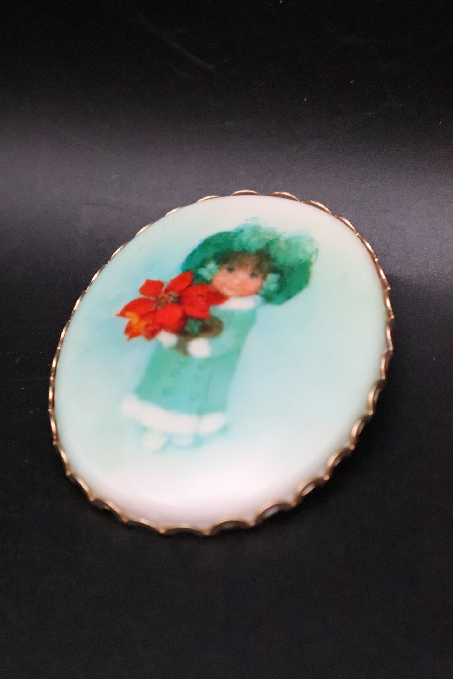 VINTAGE HALLMARK CAMEO PENDANT/BROOCH "CHRISTMAS GIRL"
