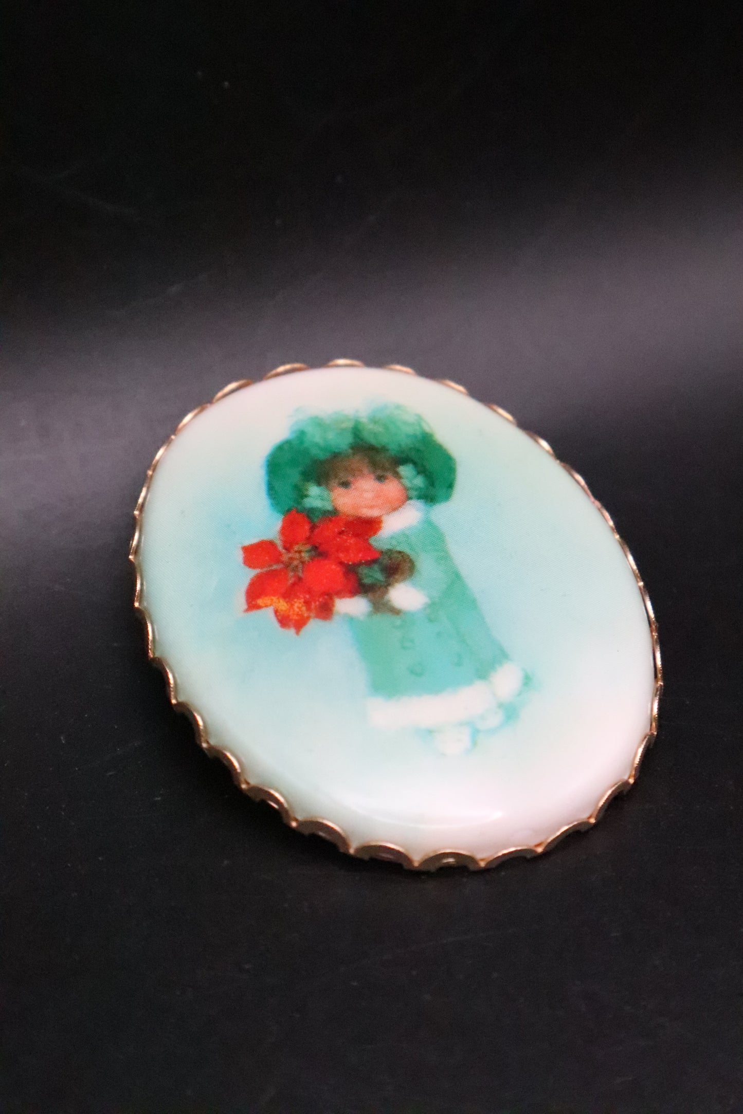 VINTAGE HALLMARK CAMEO PENDANT/BROOCH "CHRISTMAS GIRL"