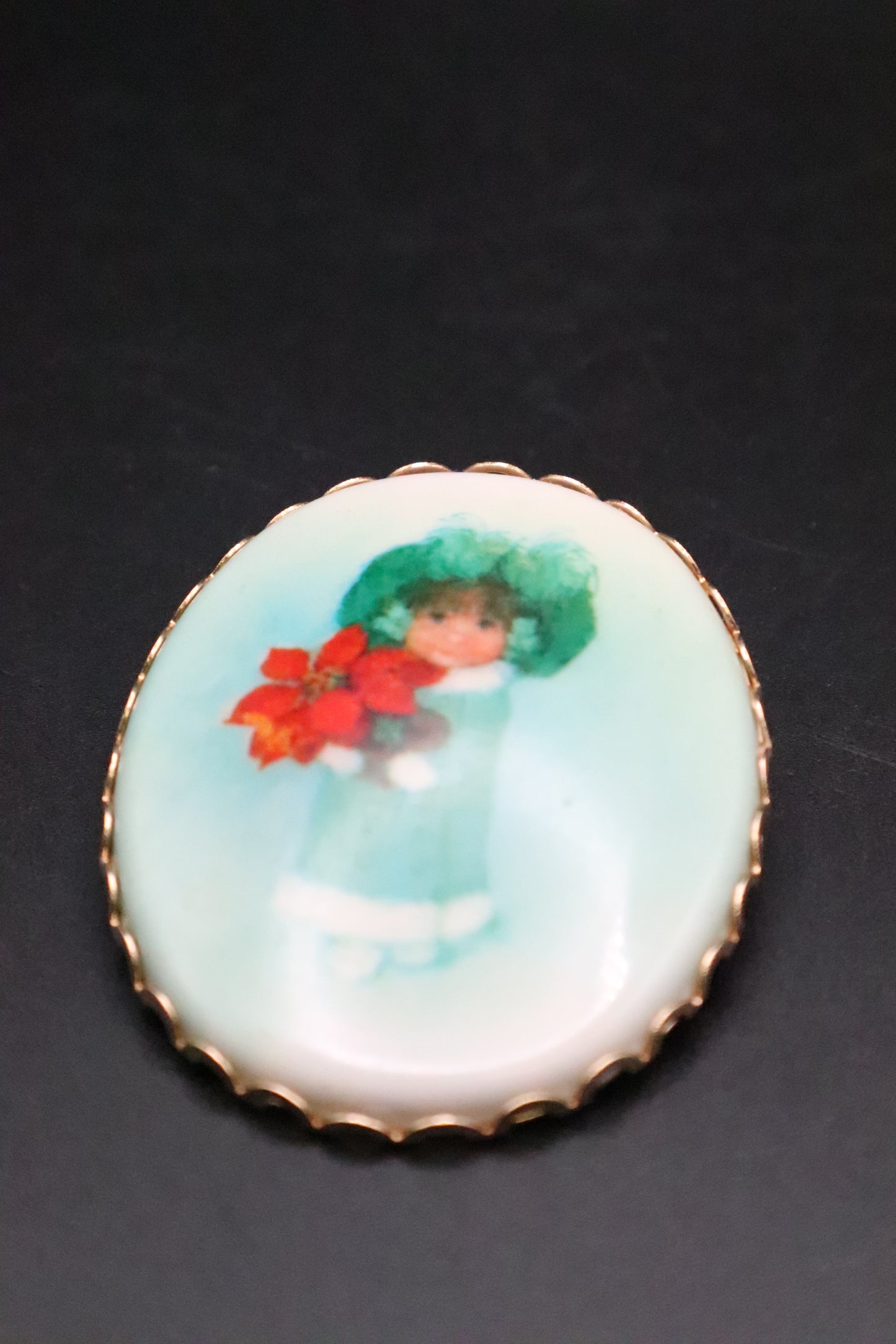 VINTAGE HALLMARK CAMEO PENDANT/BROOCH "CHRISTMAS GIRL"