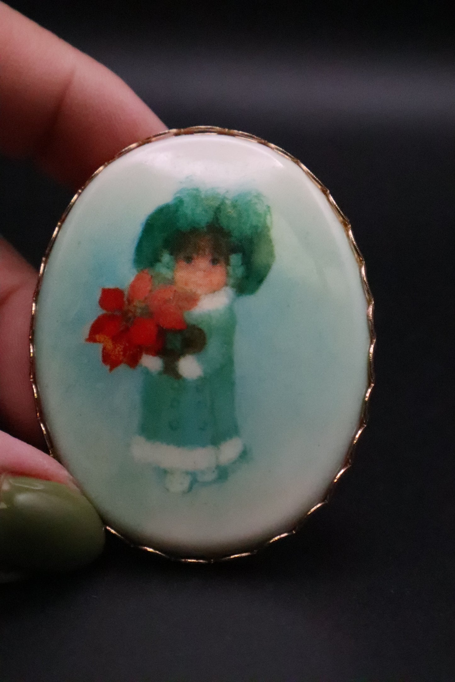 VINTAGE HALLMARK CAMEO PENDANT/BROOCH "CHRISTMAS GIRL"