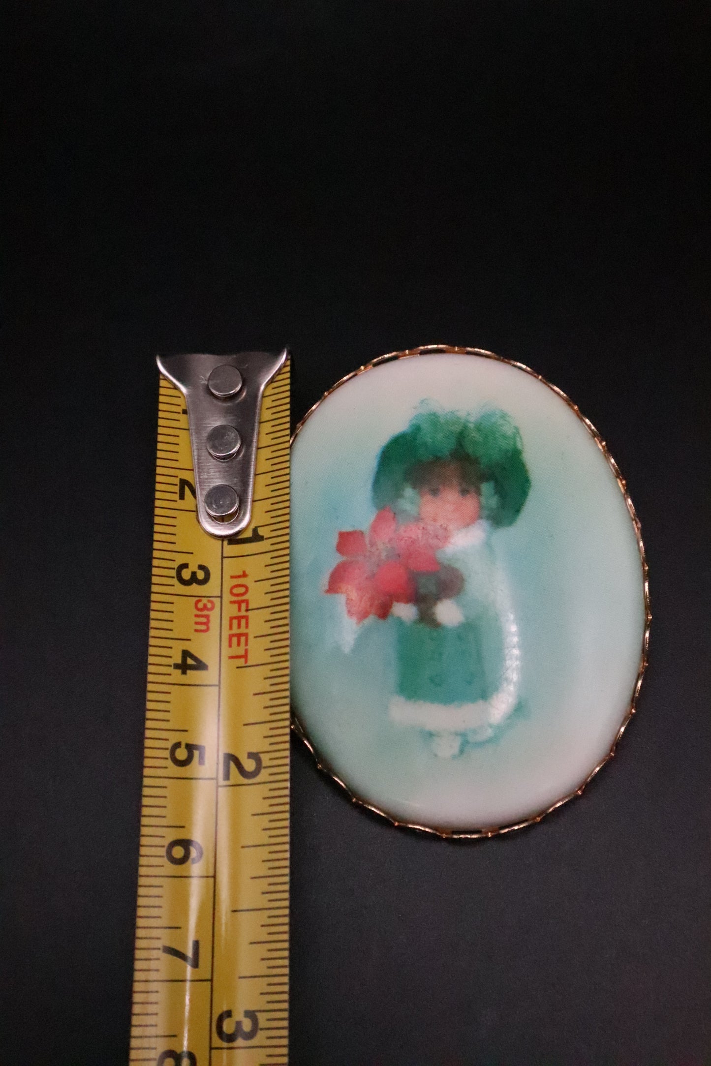 VINTAGE HALLMARK CAMEO PENDANT/BROOCH "CHRISTMAS GIRL"