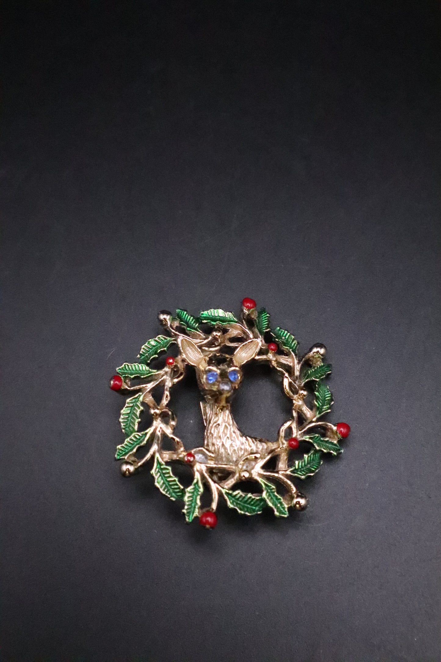 VINTAGE JERRY'S GOLD TONE CHRISTMAS WREATH DEE BROOCH