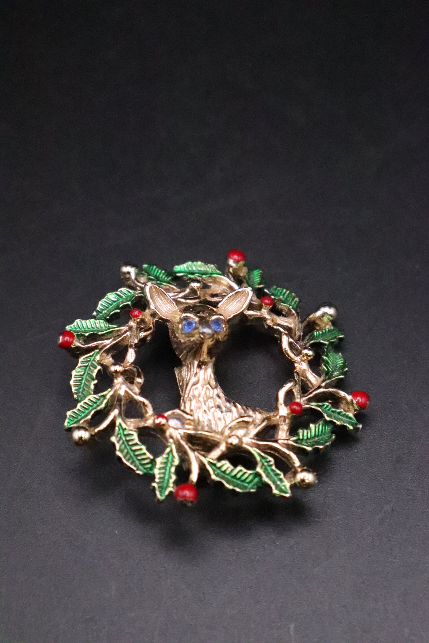 VINTAGE JERRY'S GOLD TONE CHRISTMAS WREATH DEE BROOCH