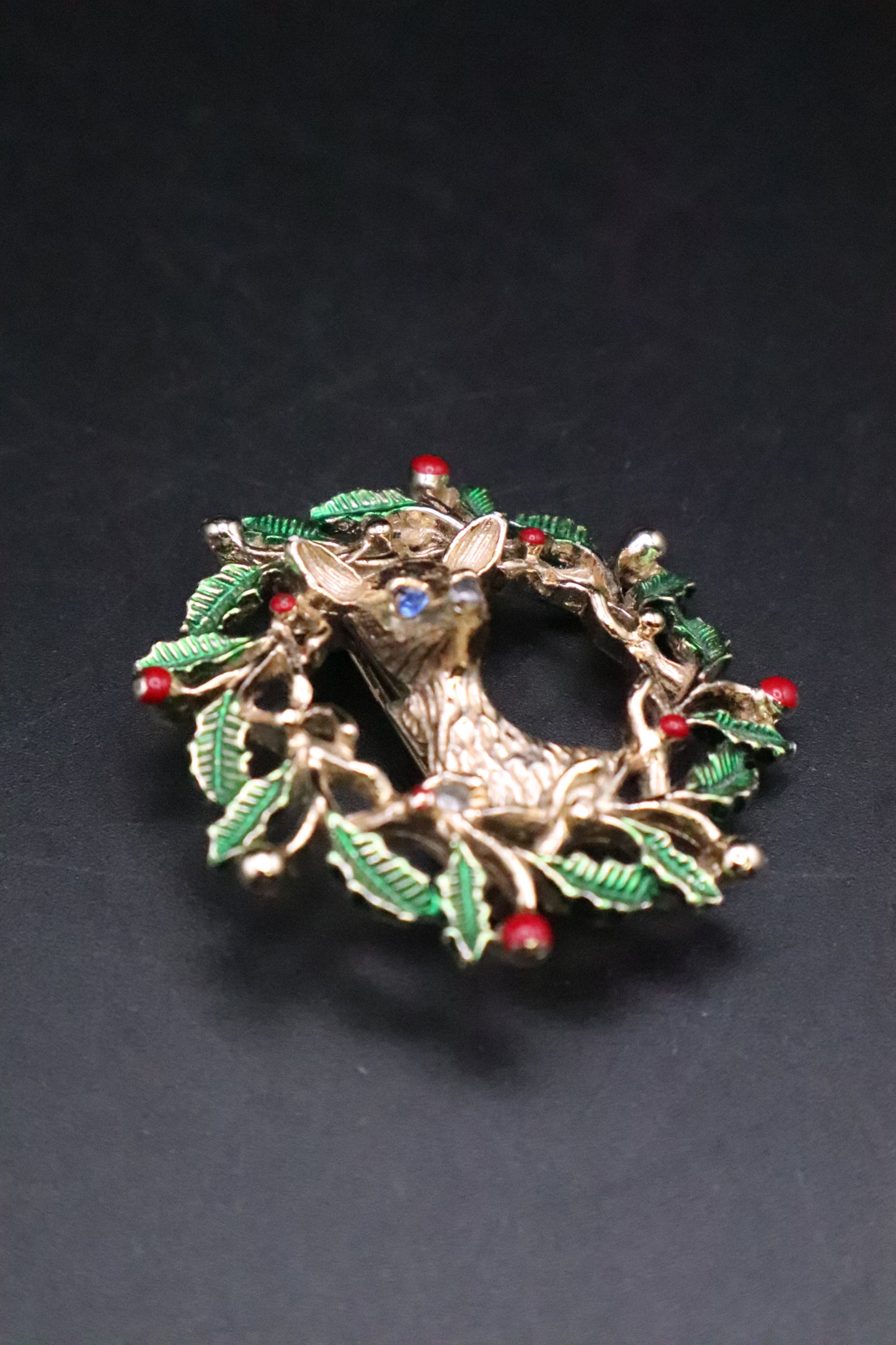 VINTAGE JERRY'S GOLD TONE CHRISTMAS WREATH DEE BROOCH