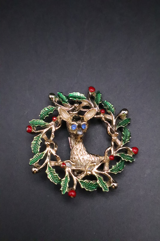 VINTAGE JERRY'S GOLD TONE CHRISTMAS WREATH DEE BROOCH