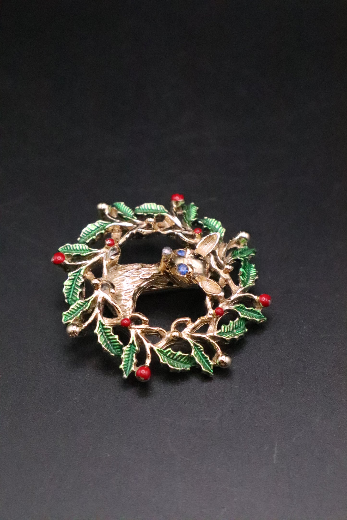 VINTAGE JERRY'S GOLD TONE CHRISTMAS WREATH DEE BROOCH