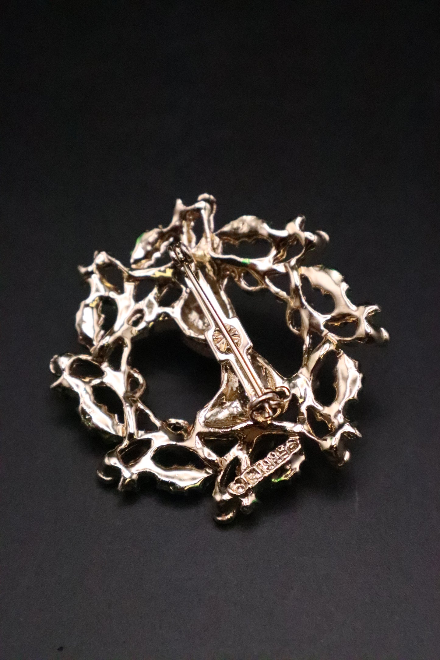 VINTAGE JERRY'S GOLD TONE CHRISTMAS WREATH DEE BROOCH