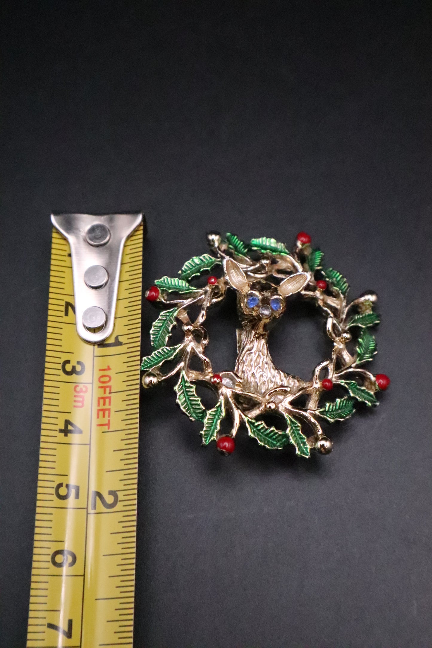 VINTAGE JERRY'S GOLD TONE CHRISTMAS WREATH DEE BROOCH