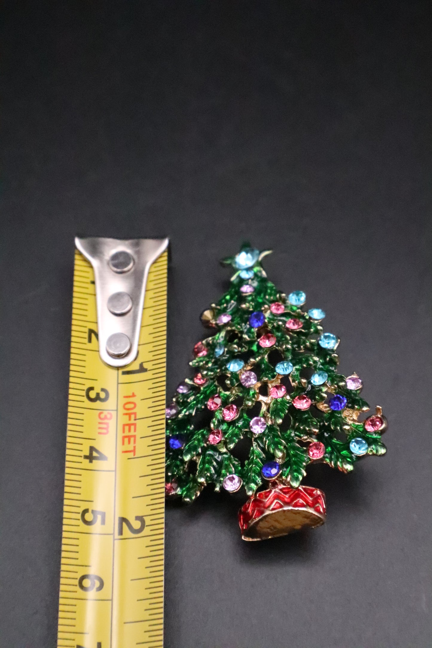 GOLD TONE COLORFUL CRYSTAL CHRISTMAS TREE BROOCH