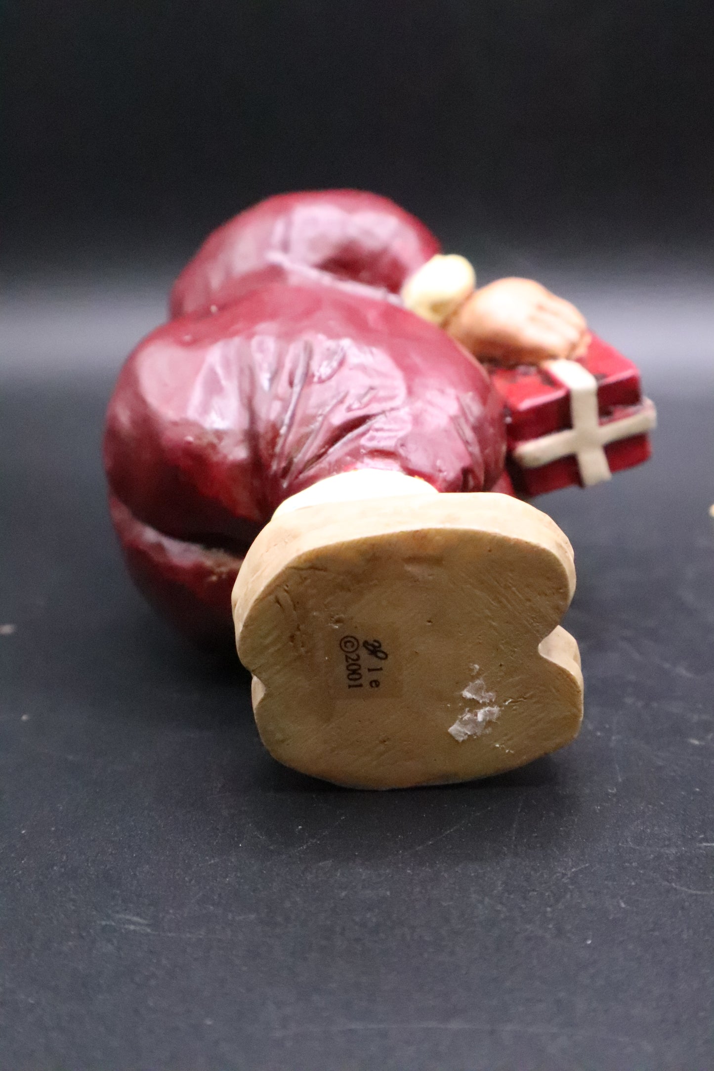 CHRISTMAS SANTA HOLDING GIFT ORNAMENT