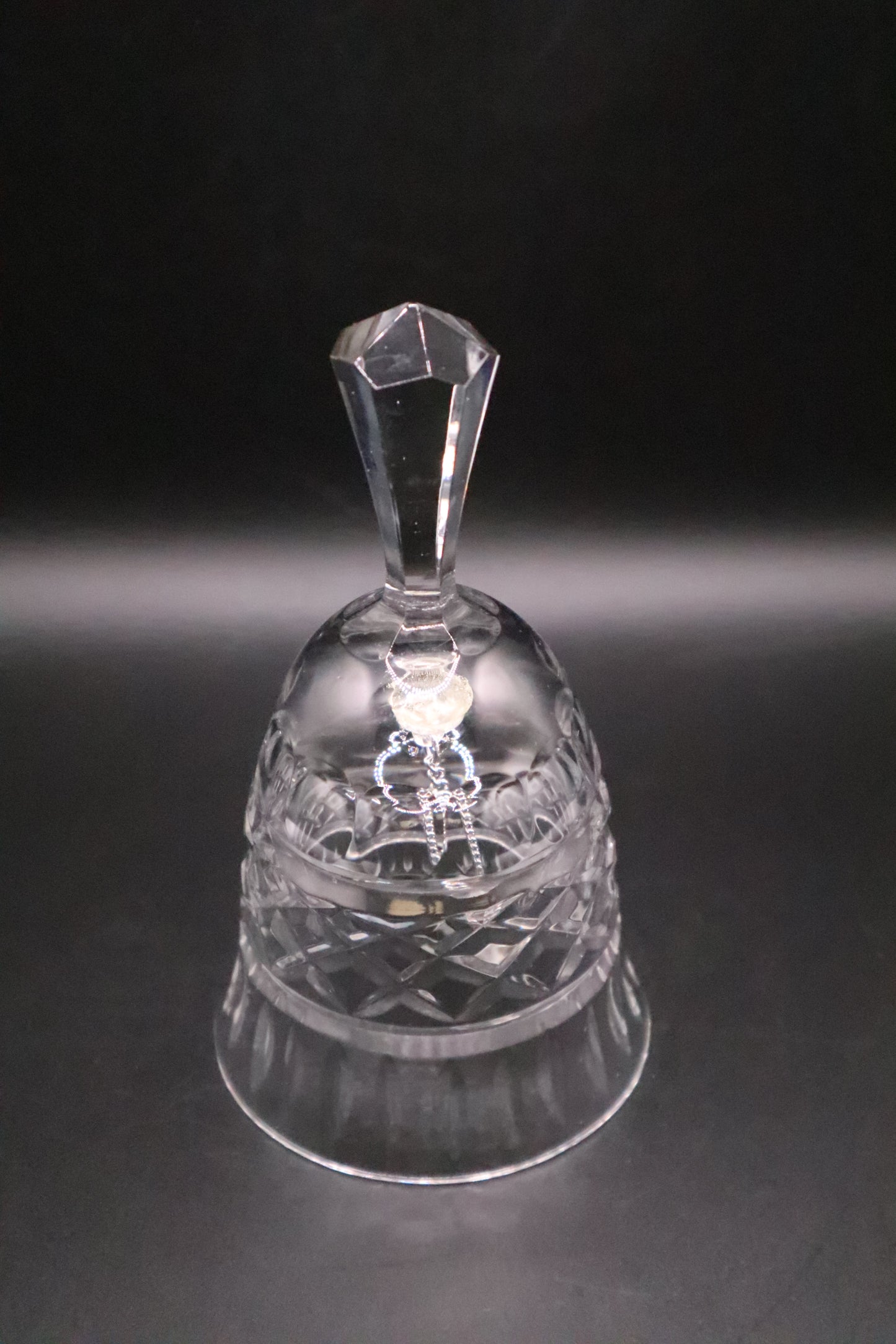 VINTAGE DIAMOND CUT CRYSTAL BELL