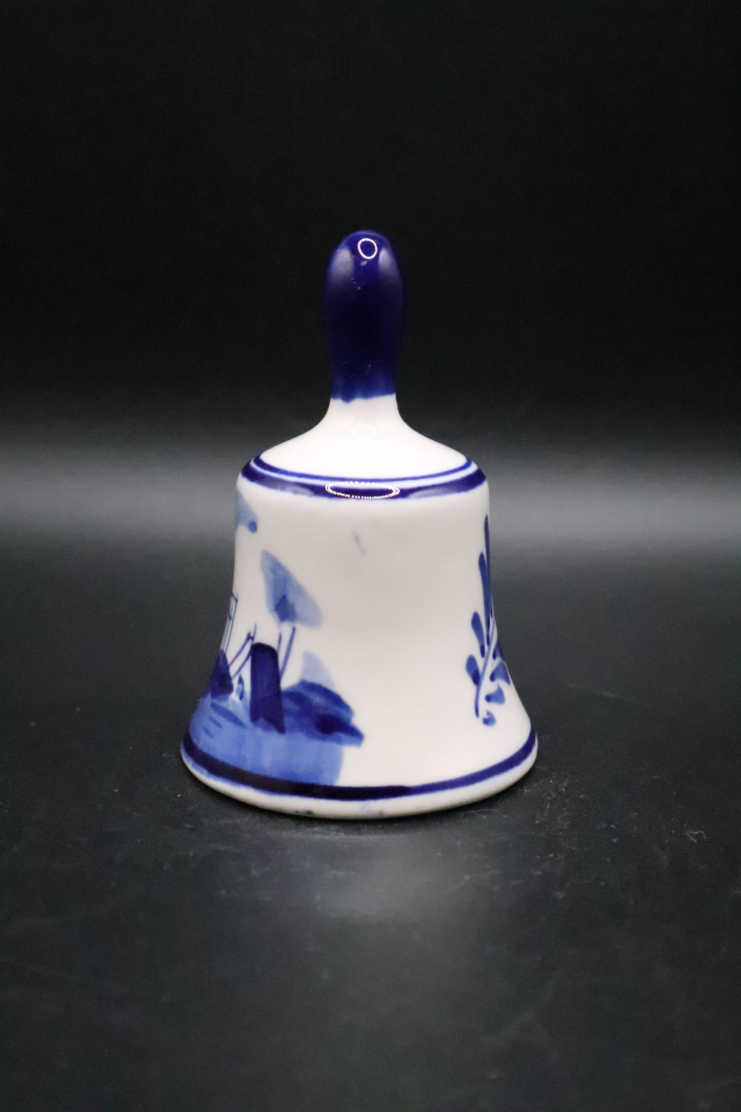VINTAGE 1982 MINIATURE HAND PAINTED DELFTS BLUE BELL