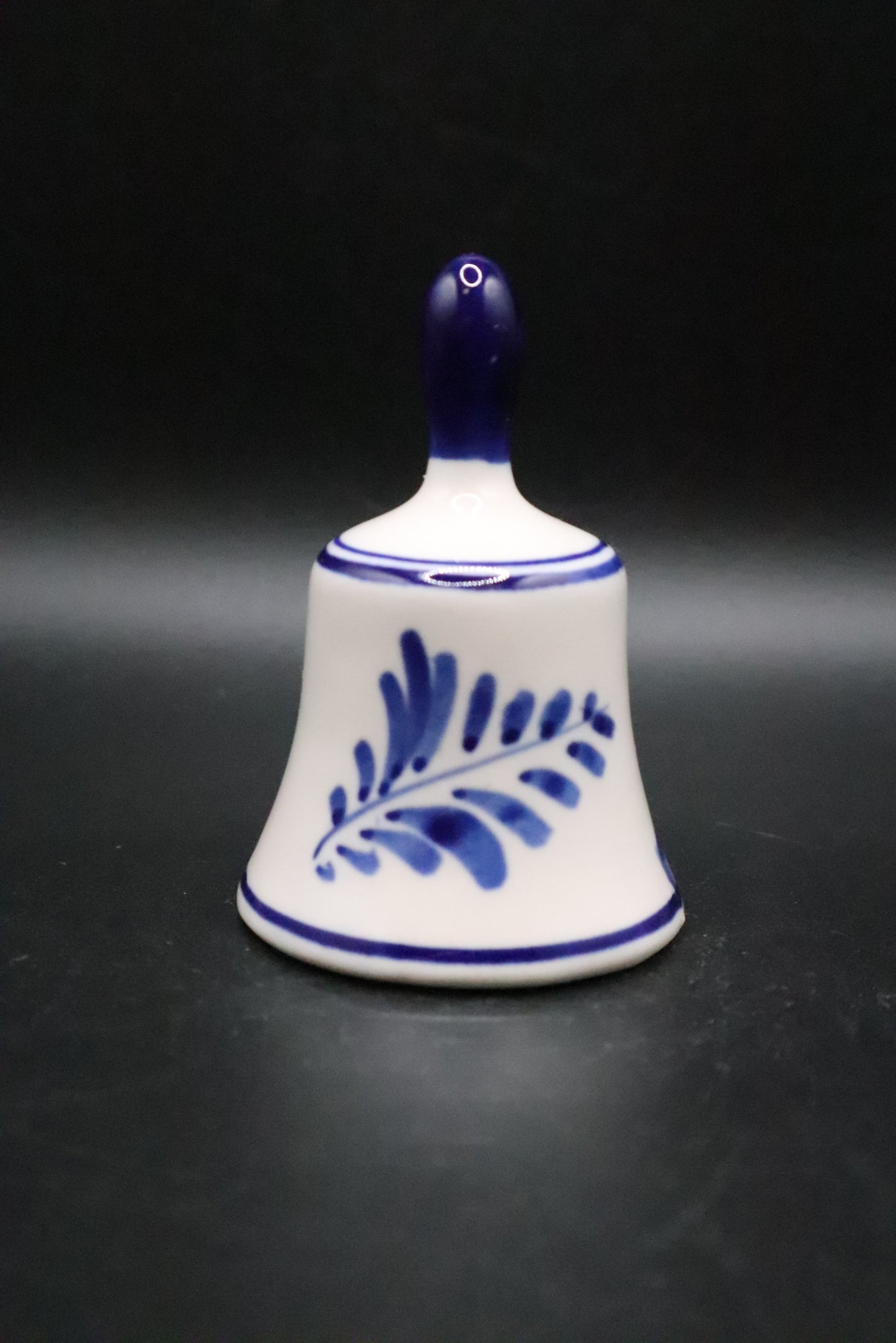 VINTAGE 1982 MINIATURE HAND PAINTED DELFTS BLUE BELL
