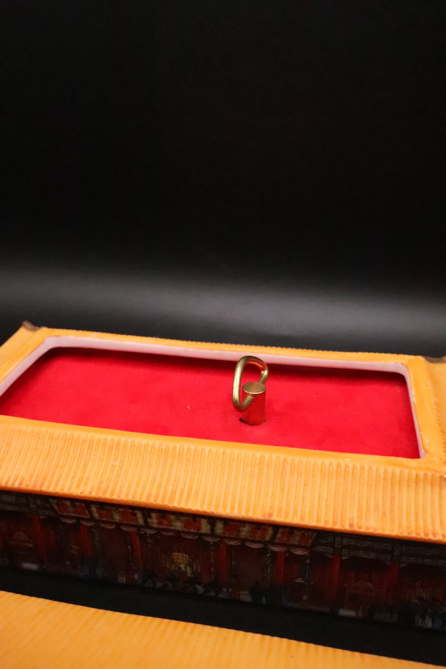 VINTAGE 1991 THE PALACE MUSEUM FORBIDDEN CITY SQUARE MUSICAL BOX