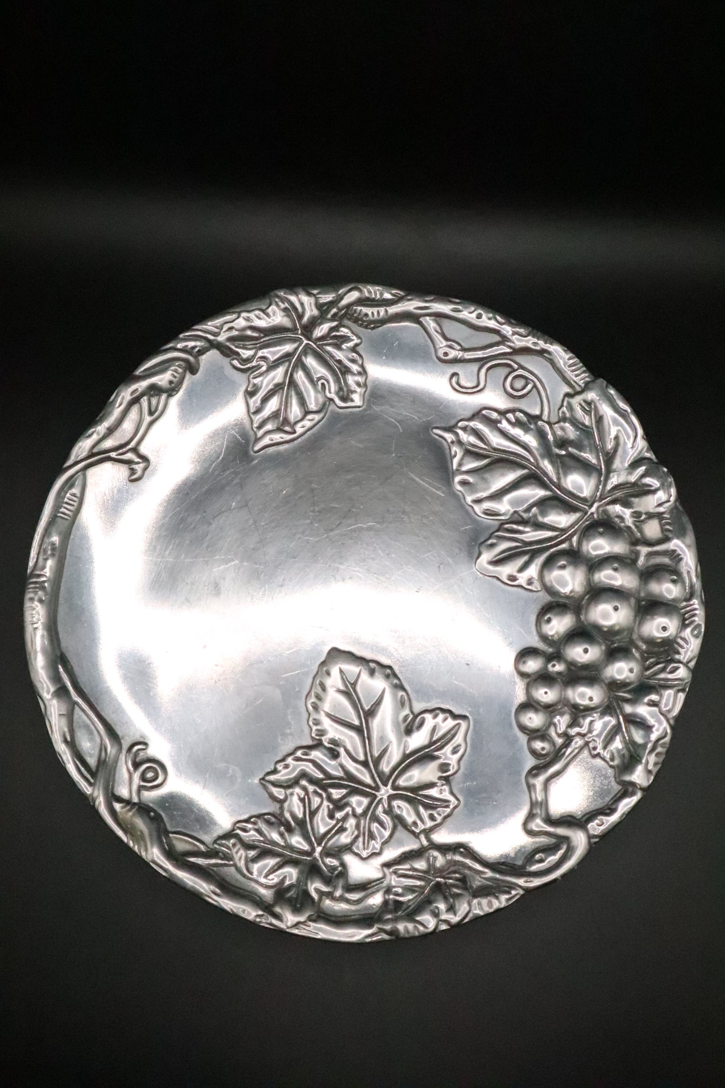 VINTAGE 2000 ARTHUR COURT 8" GRAPE AND VINE PEWTER PLATE