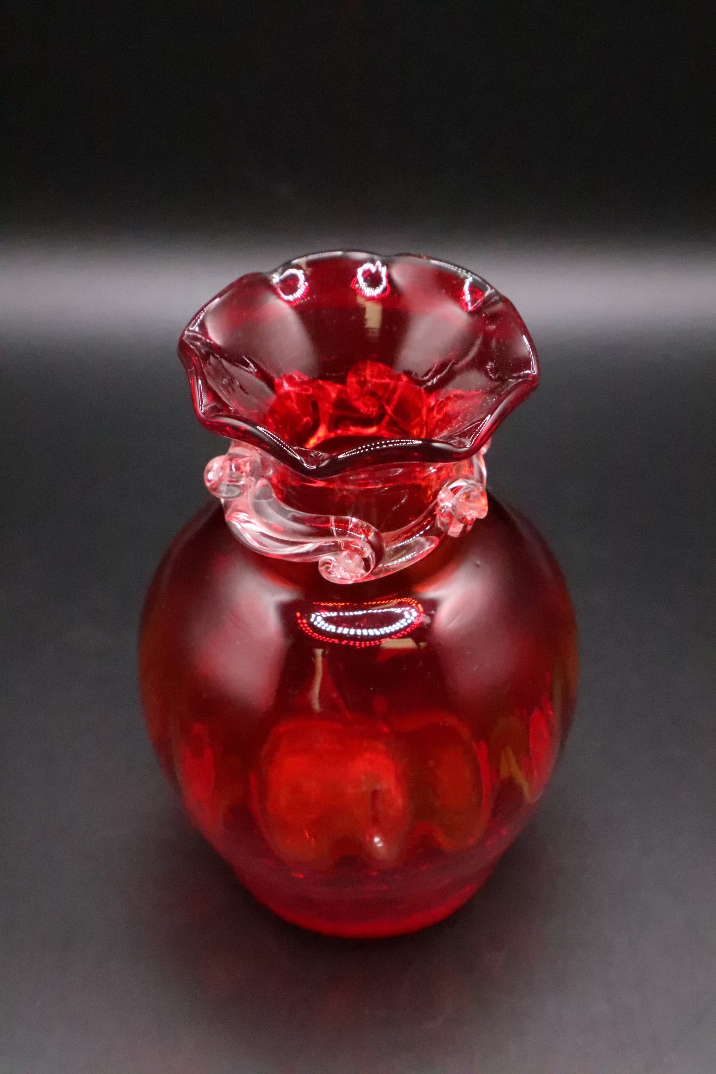 VINTAGE HAND BLOWN RED AMBERINA ART GLASS VASE RUFFLED BAND