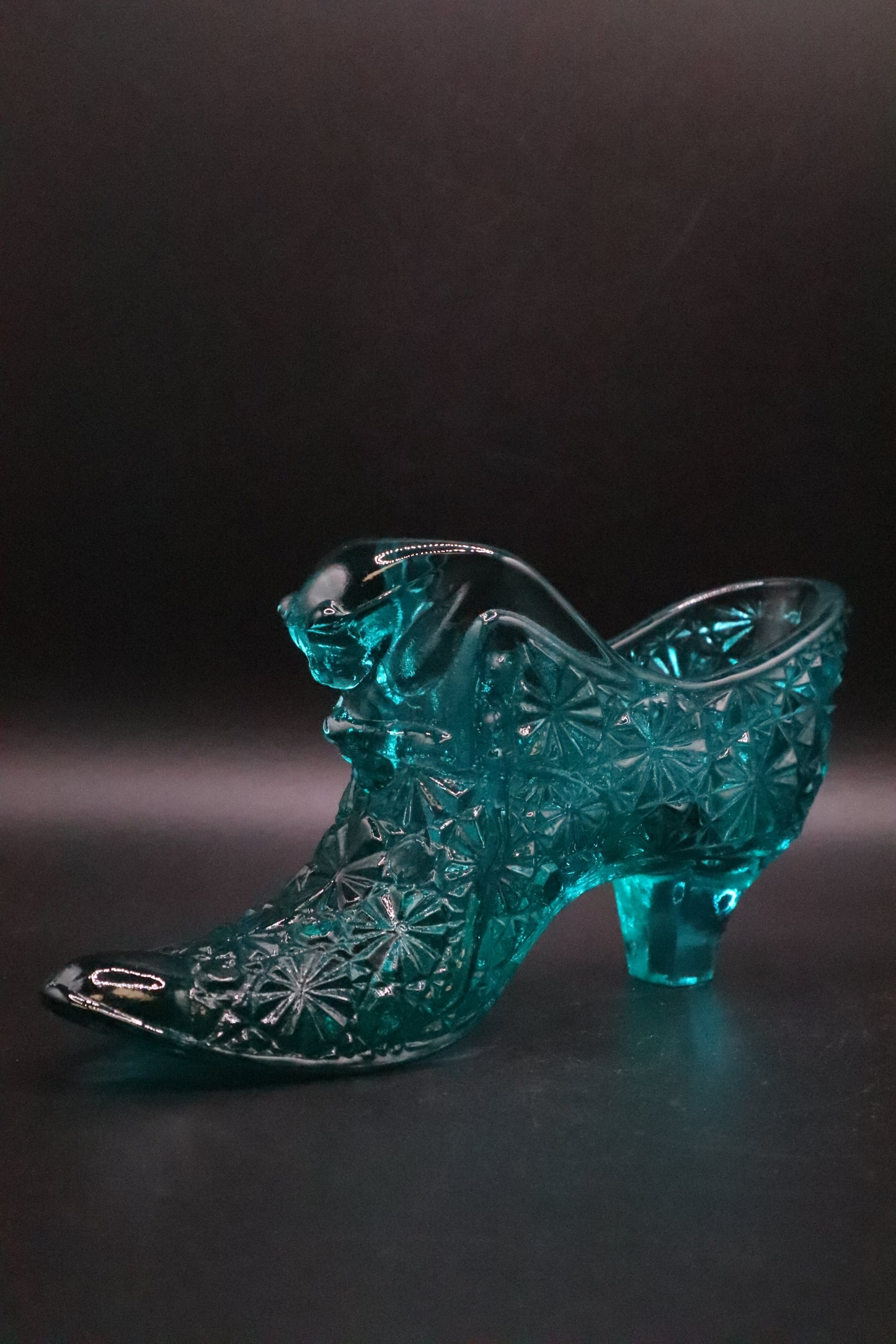 VINTAGE FENTON BLUE ART GLASS DAISY AND BUTTON CAT HEAD SLIPPER
