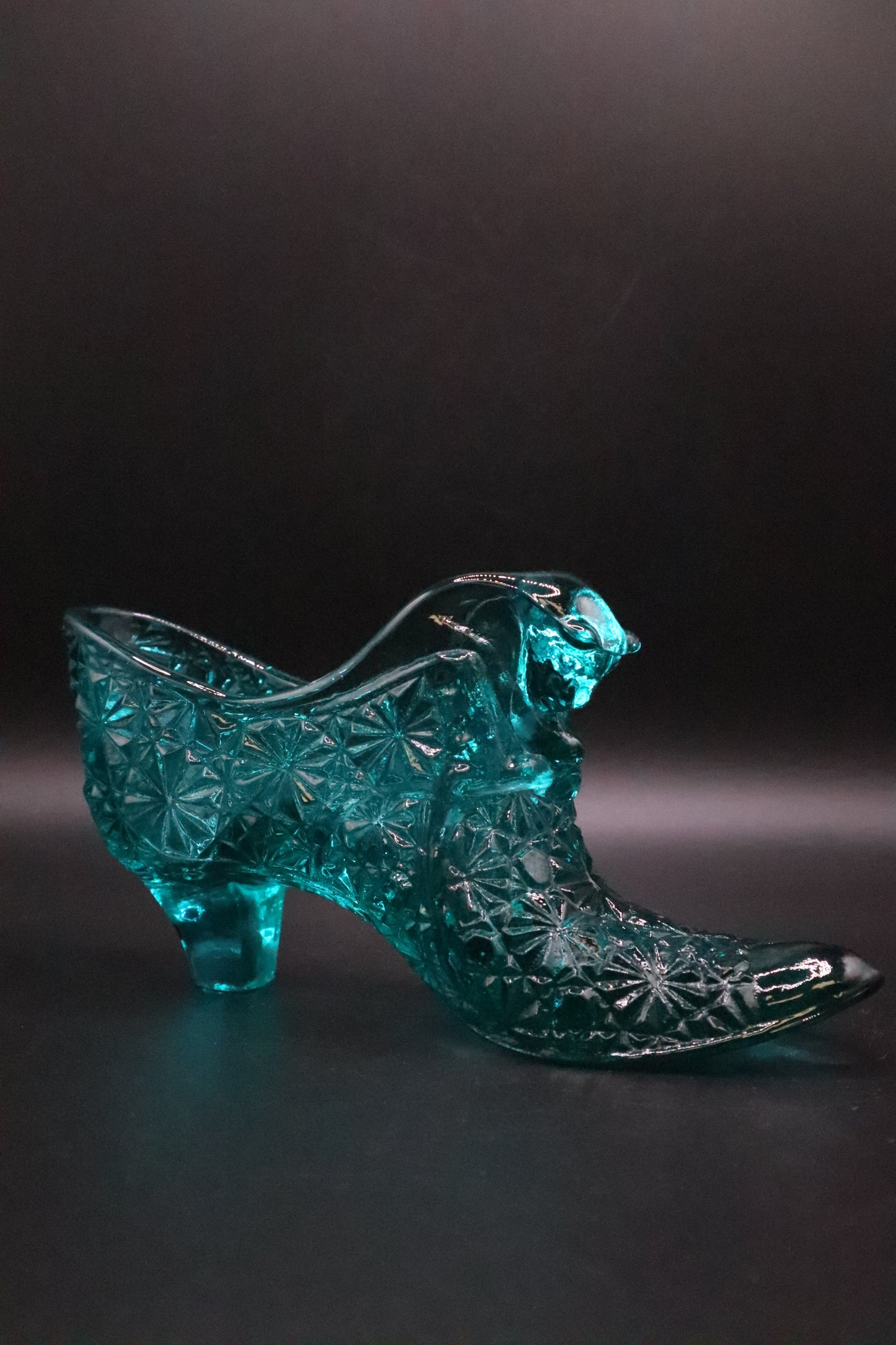 VINTAGE FENTON BLUE ART GLASS DAISY AND BUTTON CAT HEAD SLIPPER