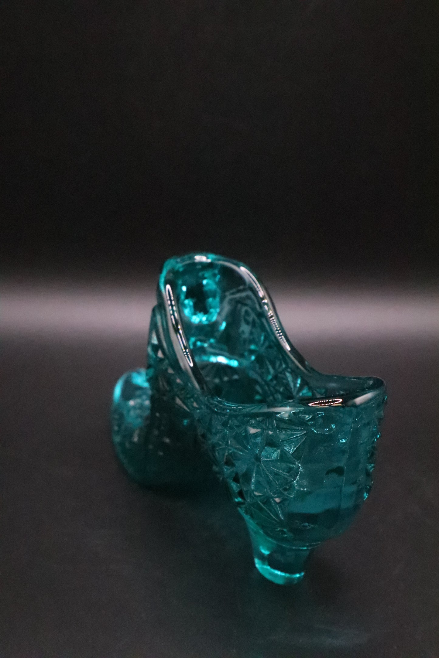 VINTAGE FENTON BLUE ART GLASS DAISY AND BUTTON CAT HEAD SLIPPER