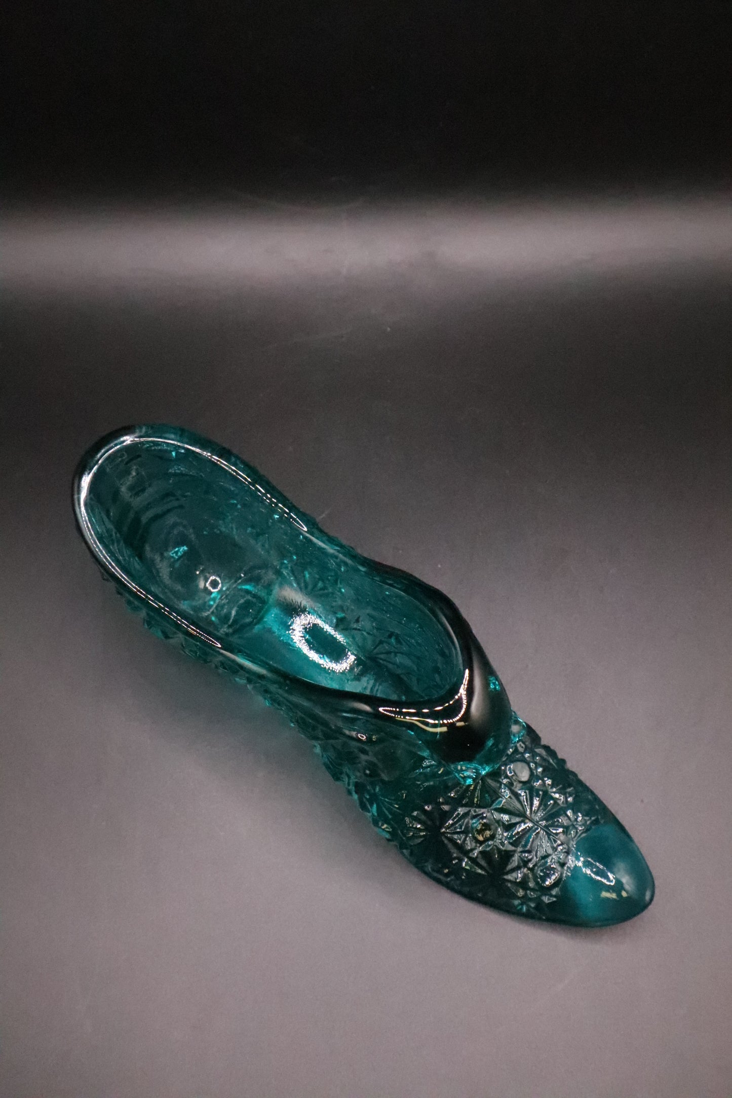 VINTAGE FENTON BLUE ART GLASS DAISY AND BUTTON CAT HEAD SLIPPER
