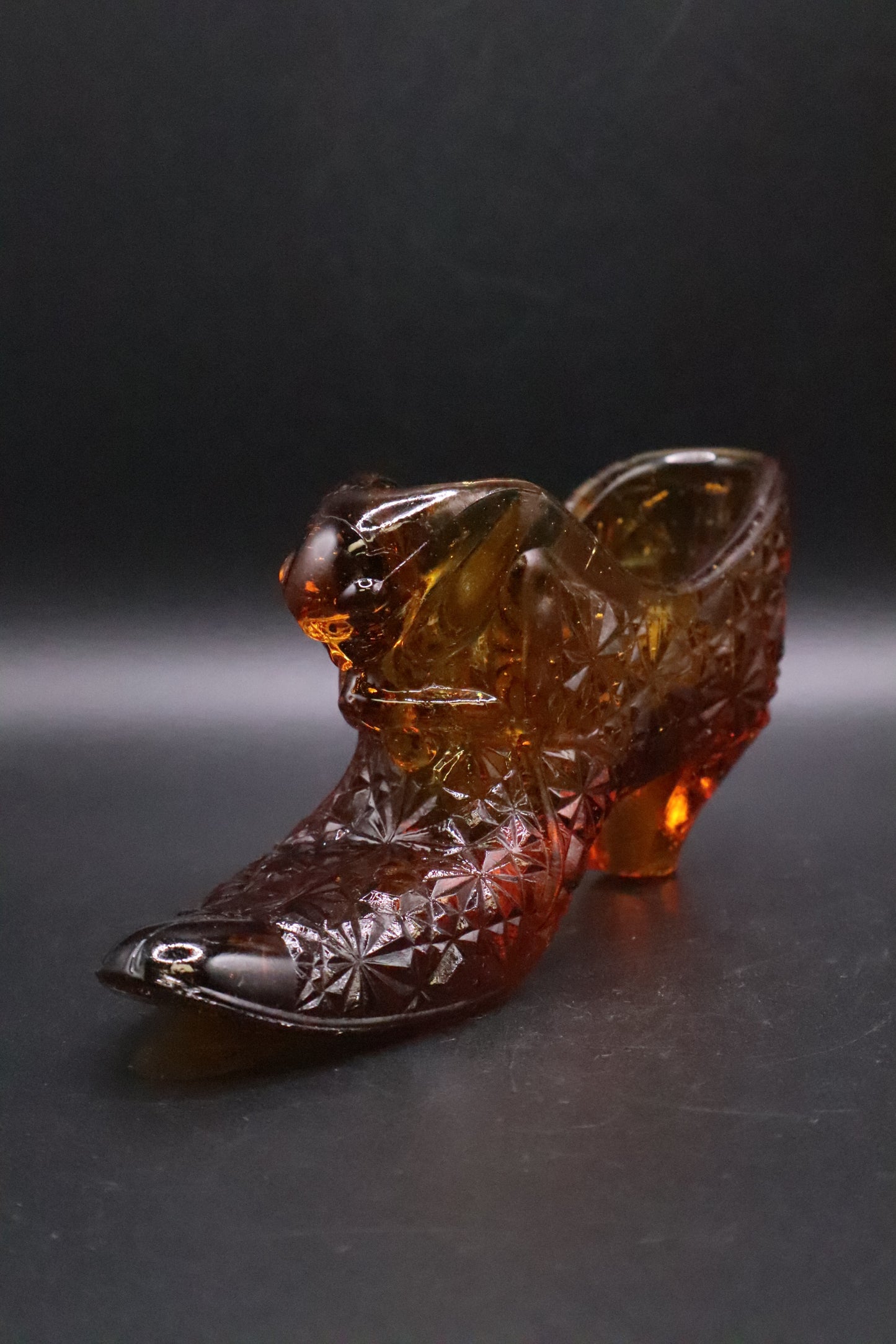 VINTAGE LE SMITH AMBER DAISY ART GLASS CAT SHOE