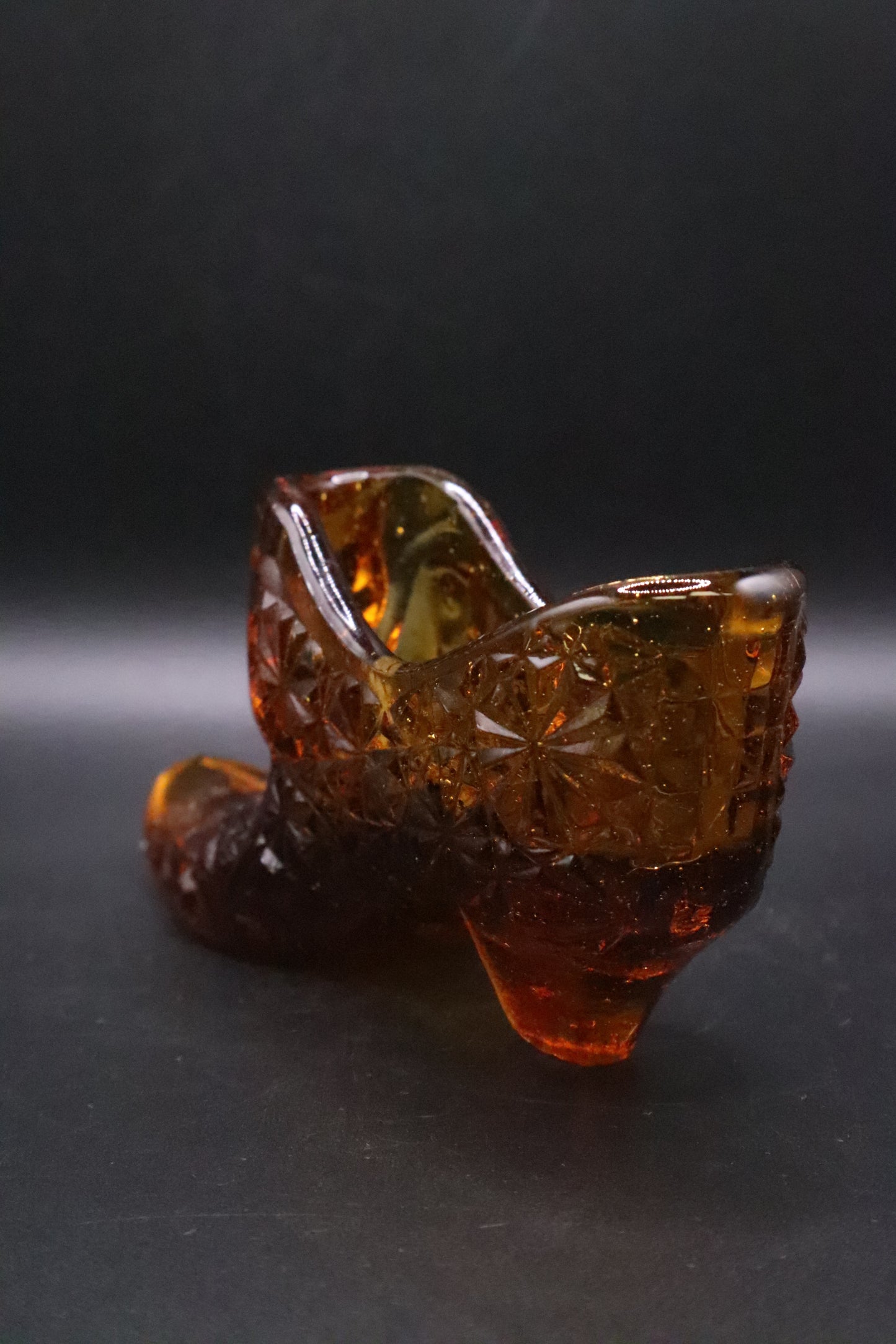 VINTAGE LE SMITH AMBER DAISY ART GLASS CAT SHOE