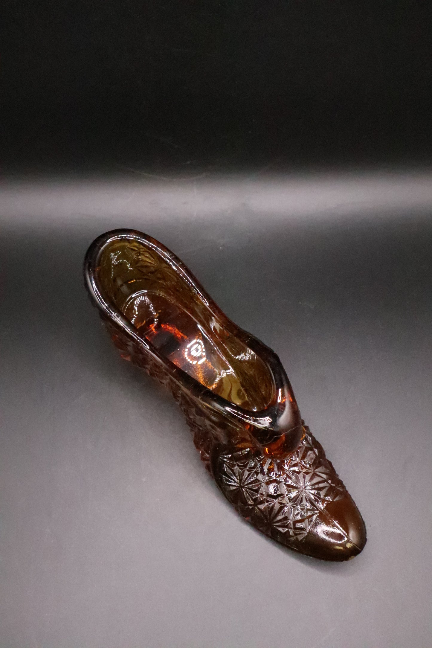 VINTAGE LE SMITH AMBER DAISY ART GLASS CAT SHOE