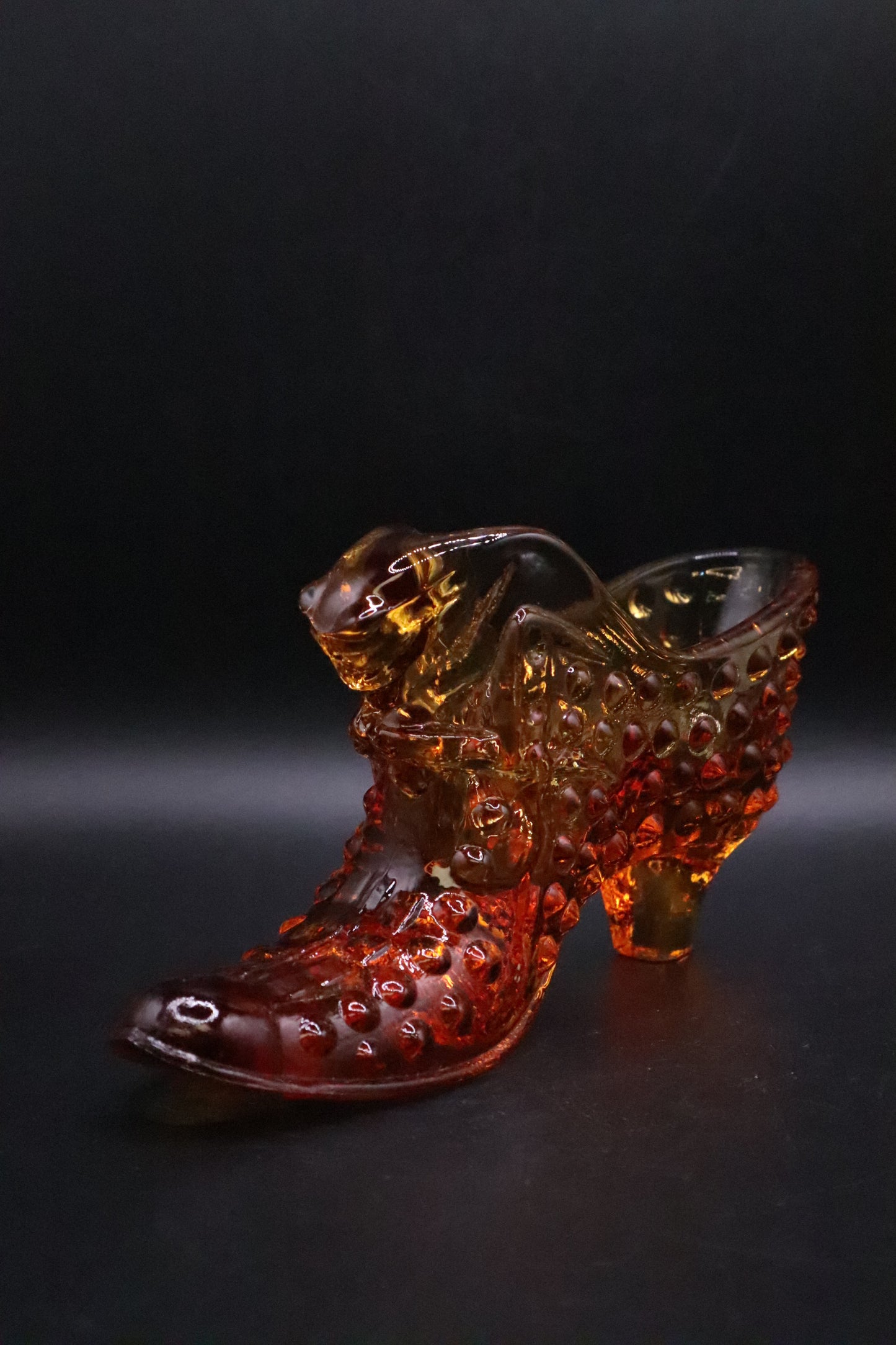 VINTAGE FENTON HONEY AMBER HOBNAIL ART GLASS CAT SHOE