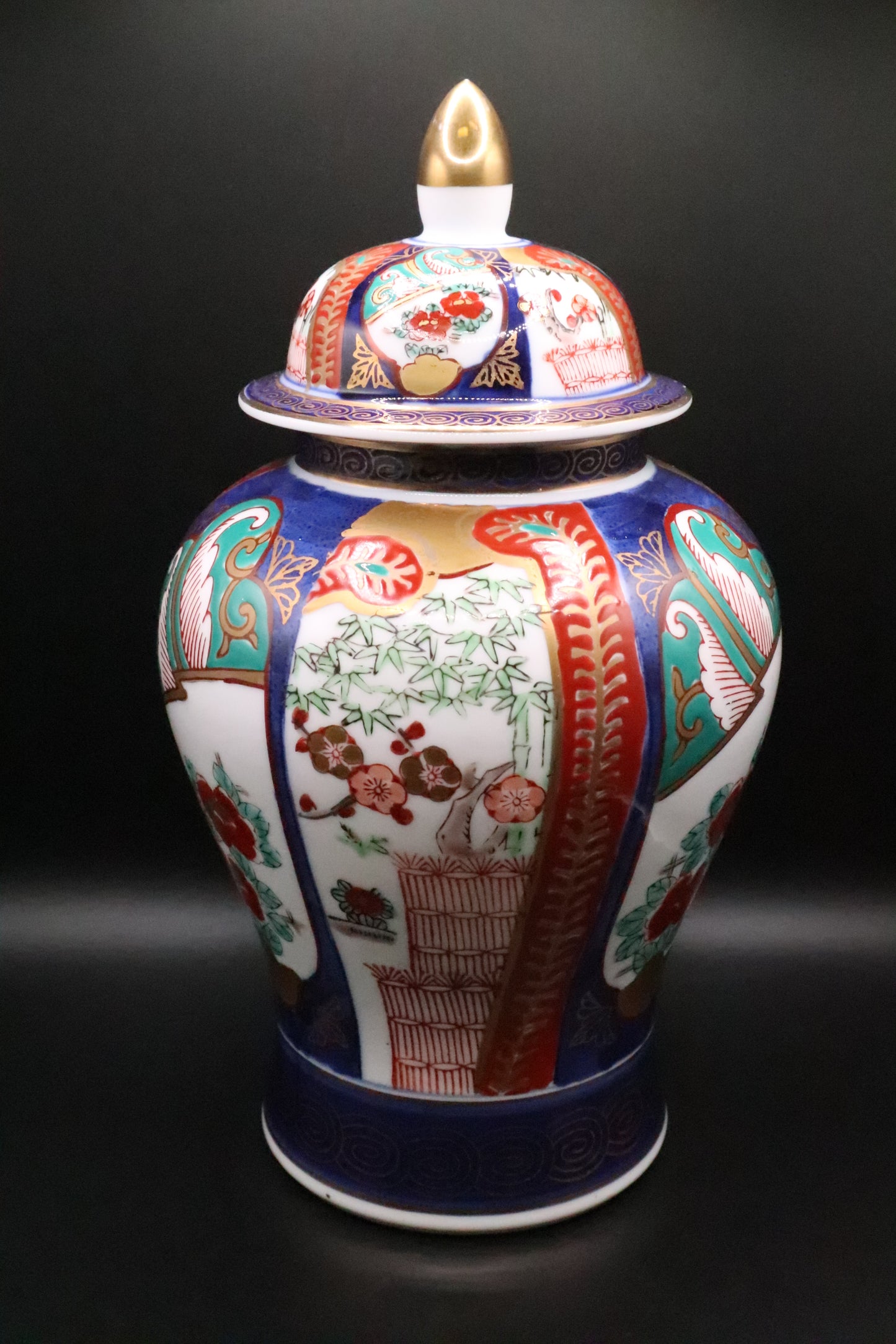 VINTAGE GOLD IMAR JAPANESEI TEMPLE JAR HAND PAINTED