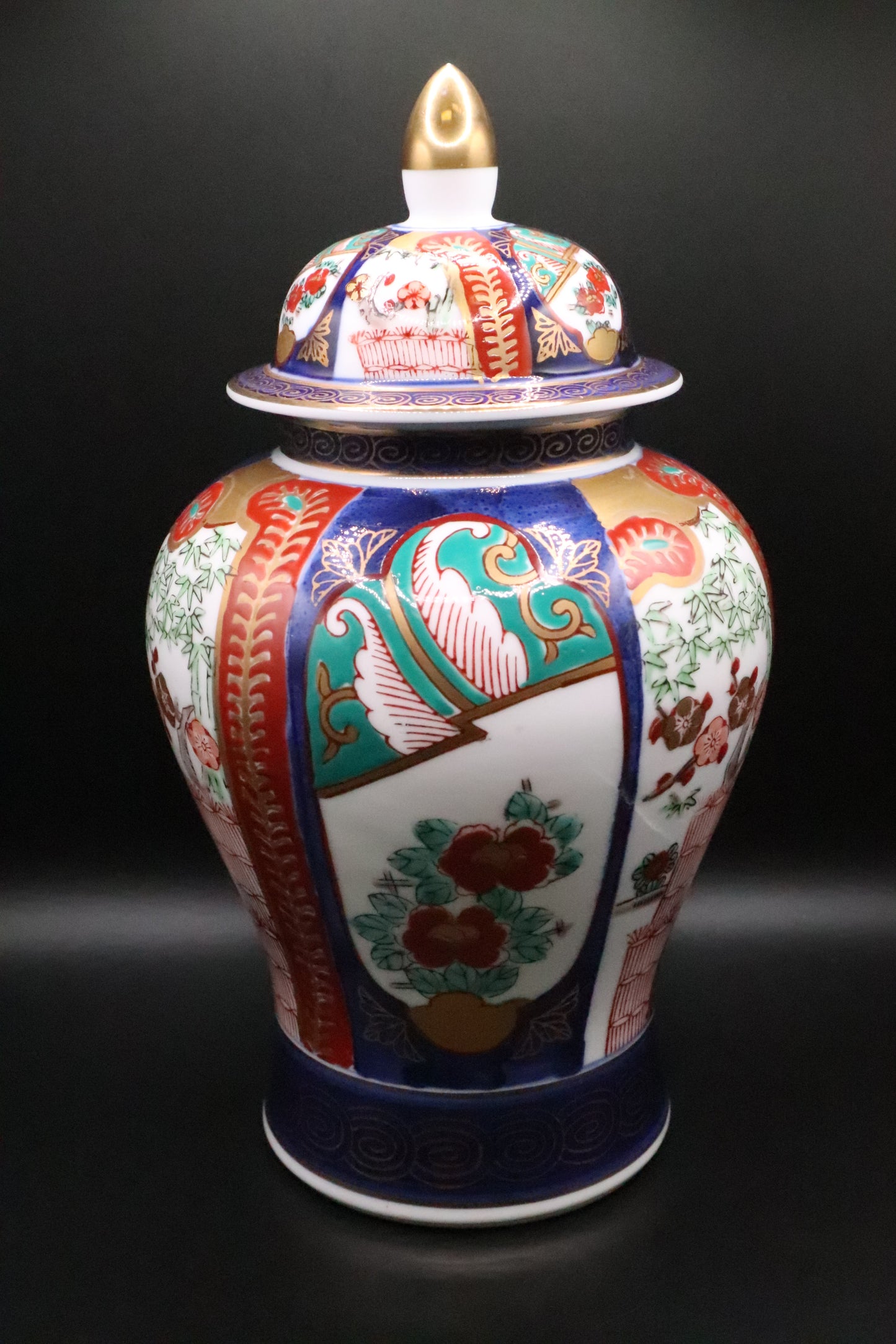 VINTAGE GOLD IMAR JAPANESEI TEMPLE JAR HAND PAINTED