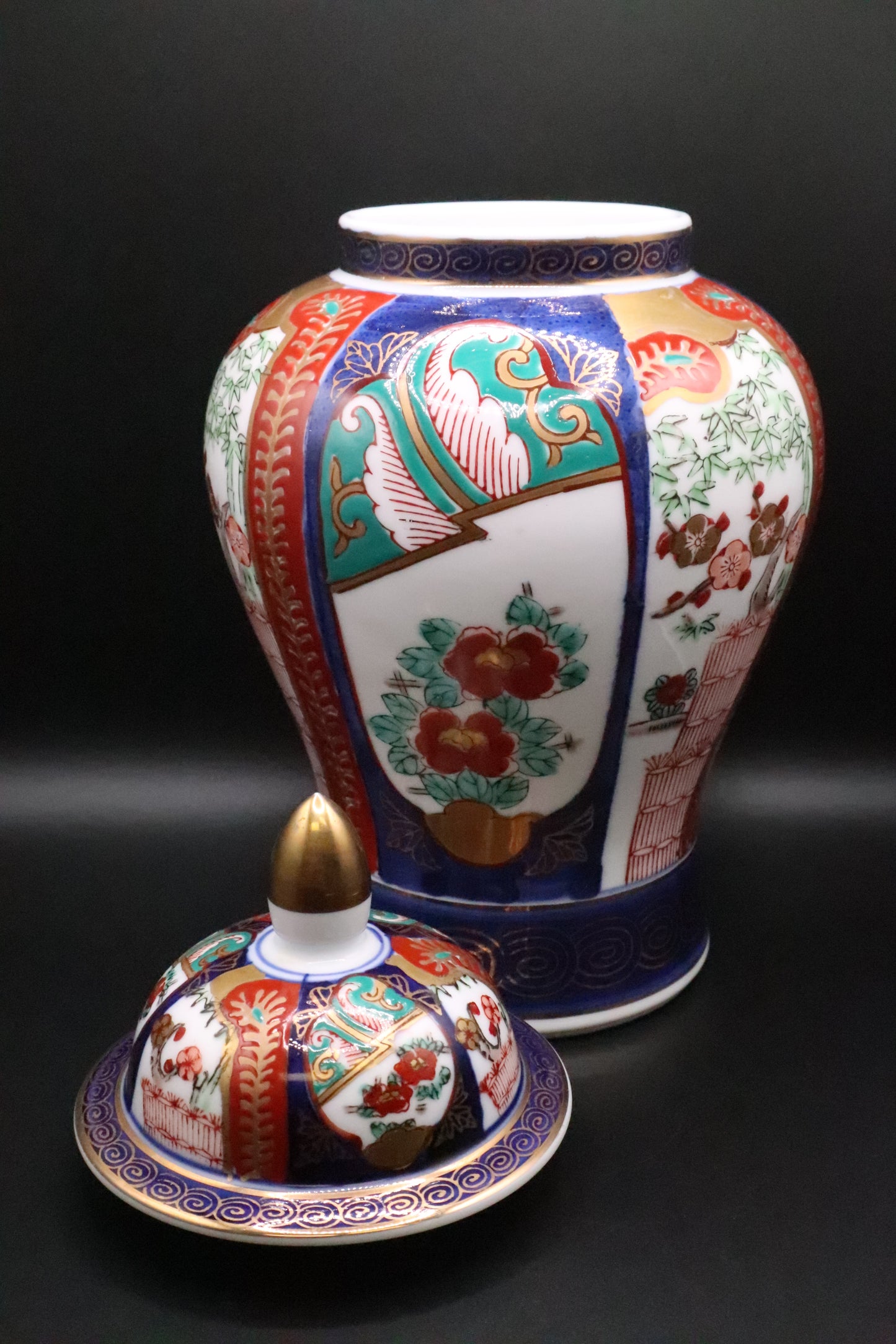 VINTAGE GOLD IMAR JAPANESEI TEMPLE JAR HAND PAINTED