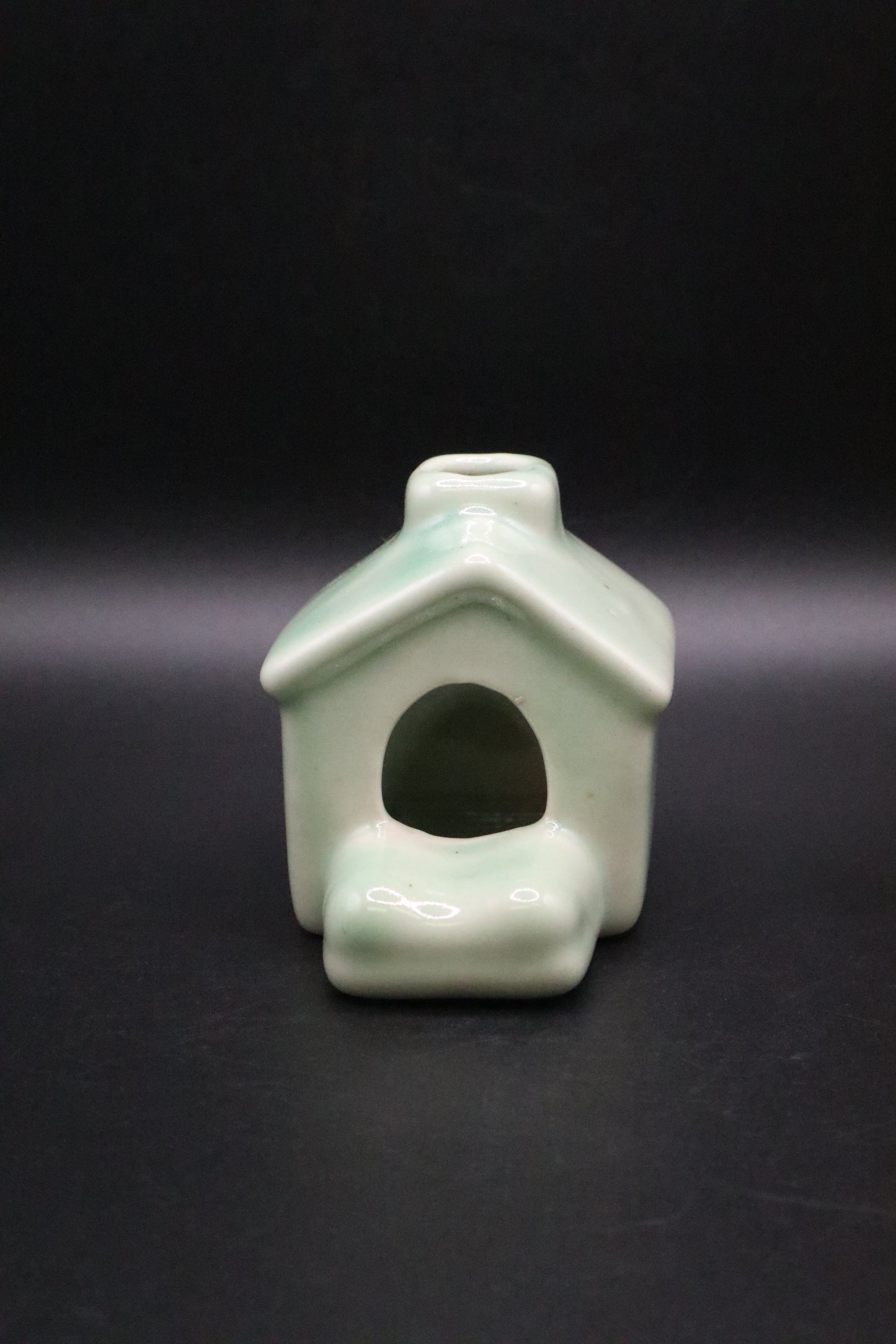 VINTAGE POTTERY DOG HOUSE ASHTRAY