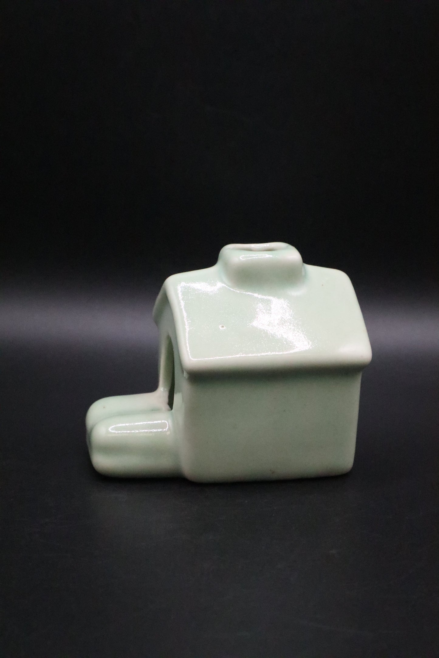 VINTAGE POTTERY DOG HOUSE ASHTRAY