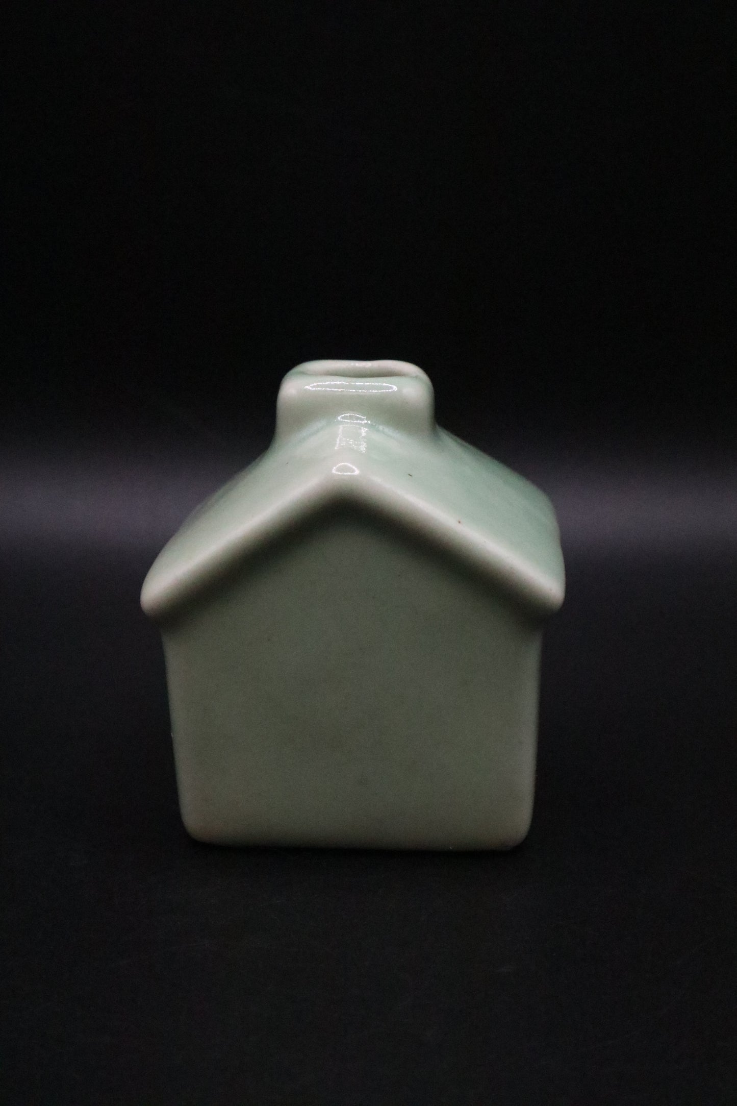 VINTAGE POTTERY DOG HOUSE ASHTRAY