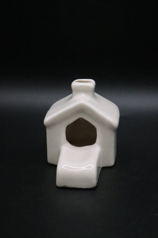 VINTAGE POTTERY MINI DOG HOUSE ASHTRAY