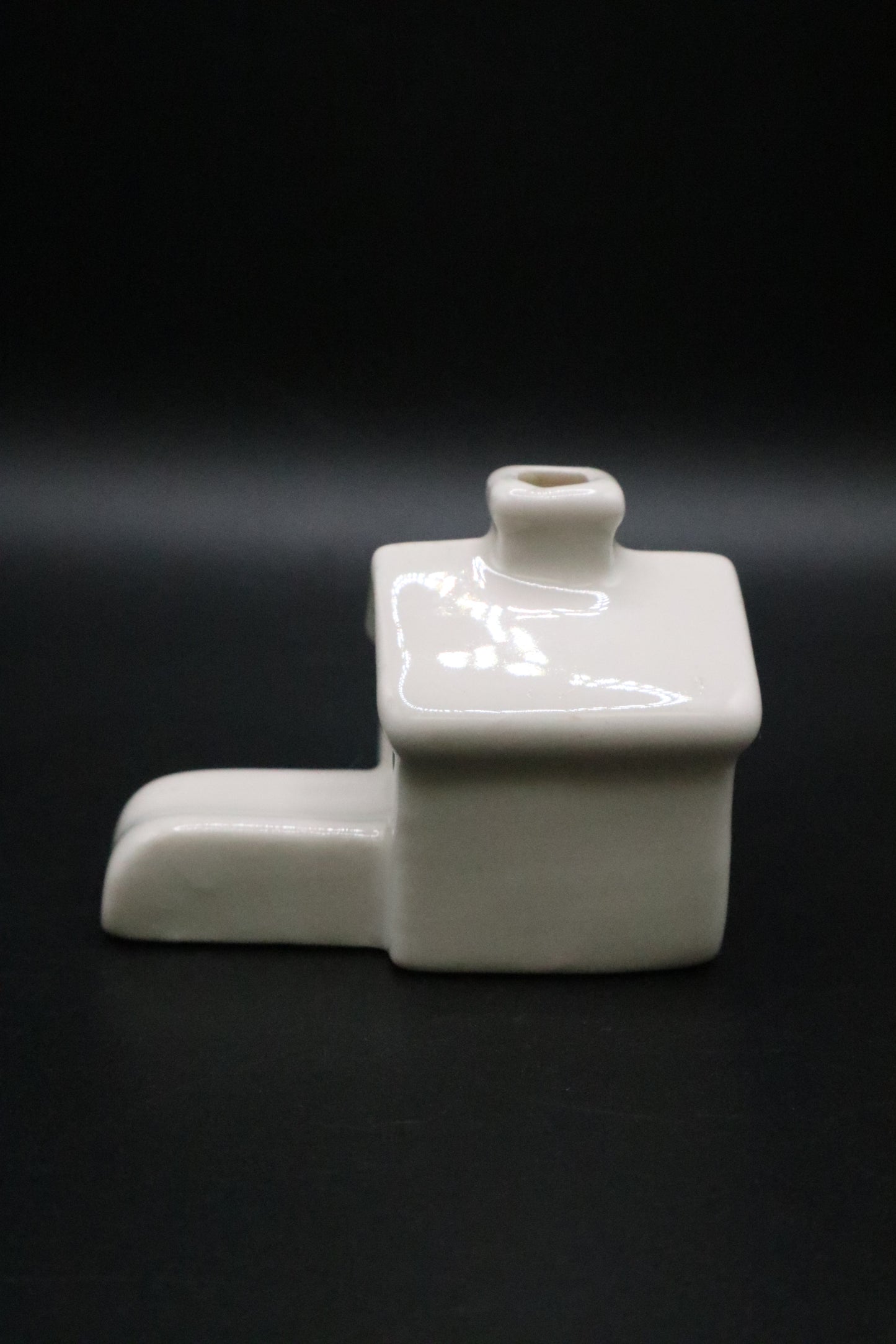 VINTAGE POTTERY MINI DOG HOUSE ASHTRAY