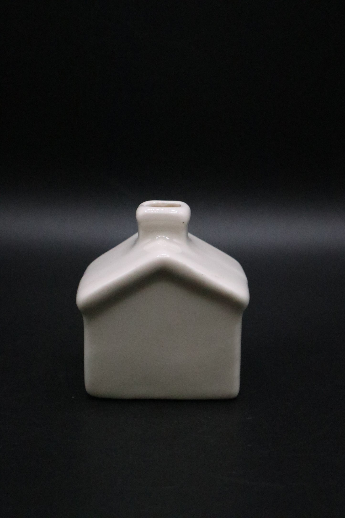 VINTAGE POTTERY MINI DOG HOUSE ASHTRAY