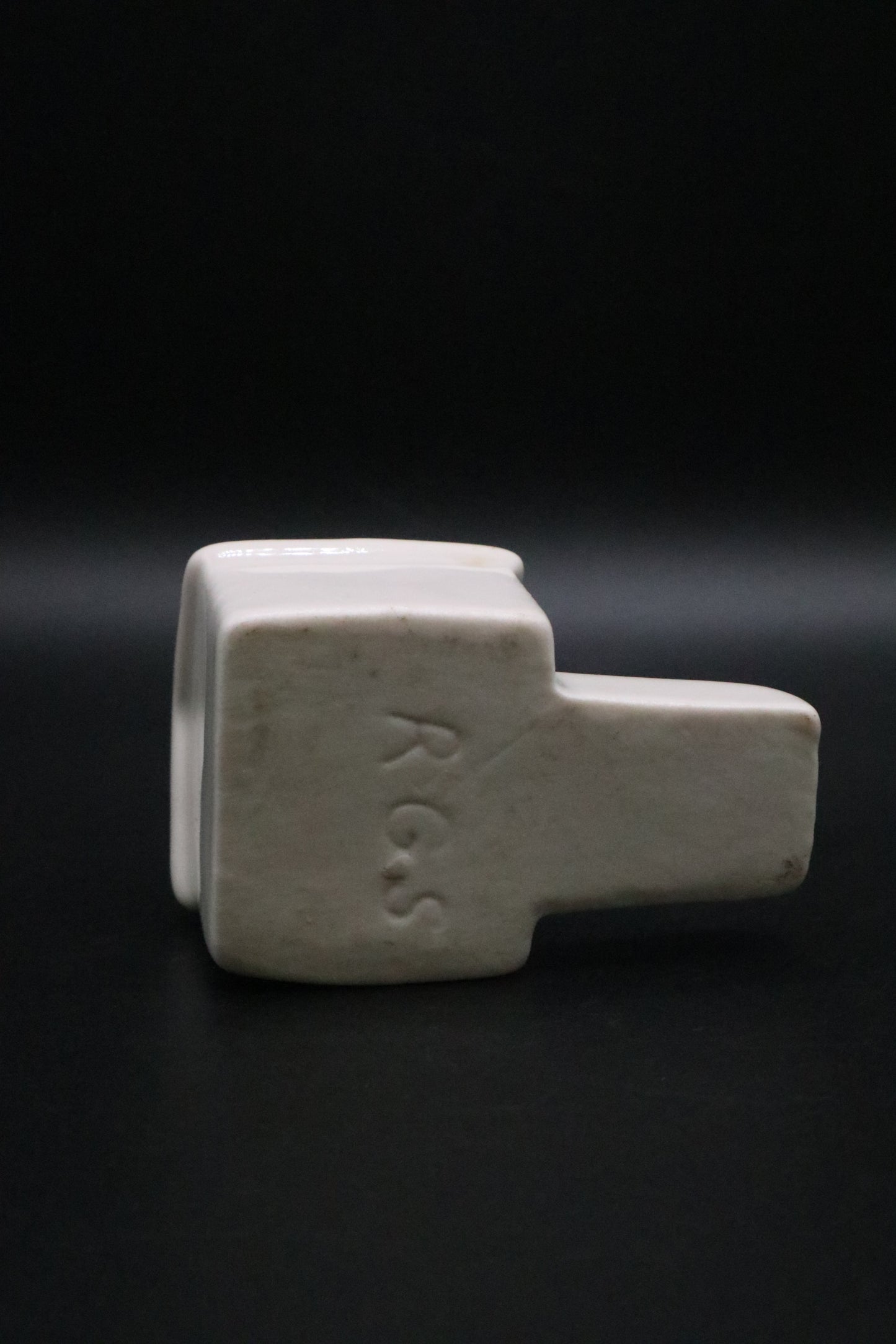 VINTAGE POTTERY MINI DOG HOUSE ASHTRAY