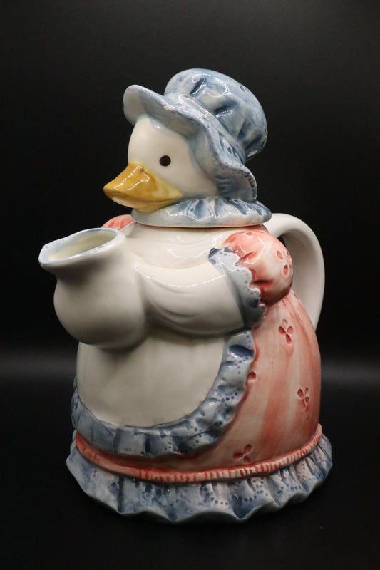 COUNTRY DUCK IN APRON THEME TEAPOT
