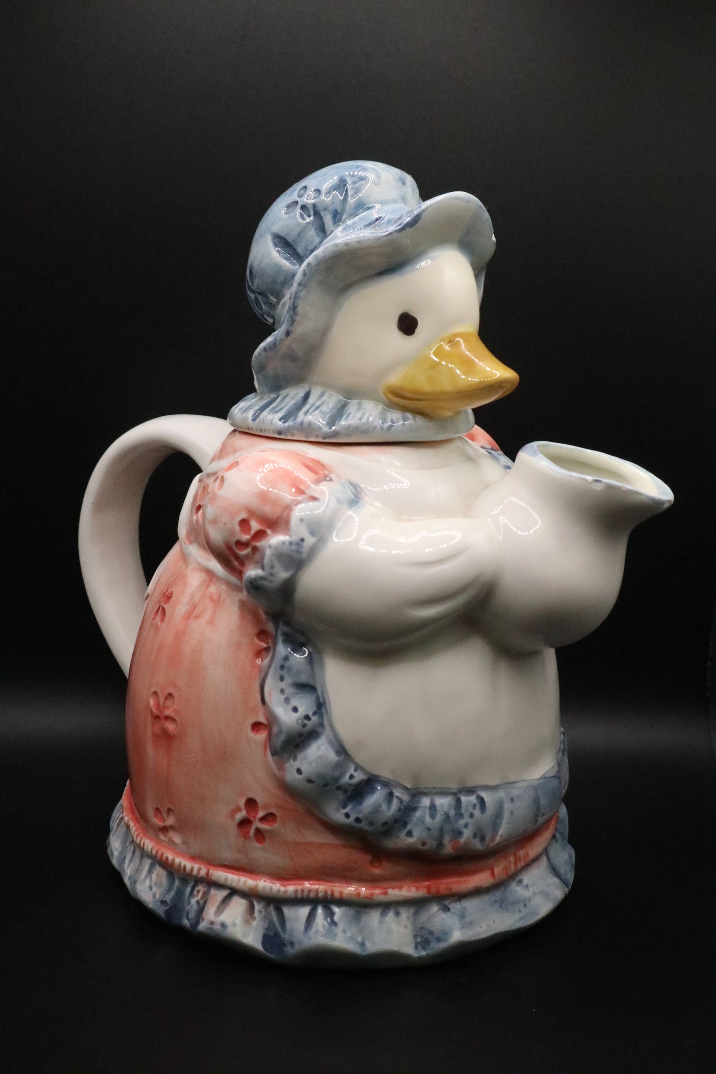 COUNTRY DUCK IN APRON THEME TEAPOT